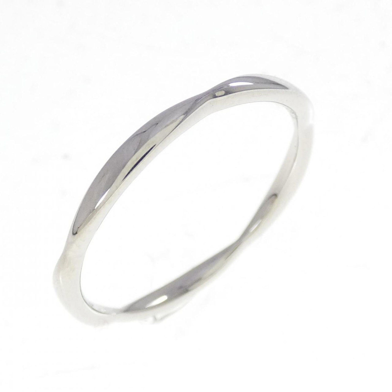Chanel Camellia Ring: Chanel Camellia Ring Platinum Camellia ring from Chanel with a few traces of usage, some scratches and dirt visible. Overall in very good condition despite minor signs of wear. A stylish accessory for