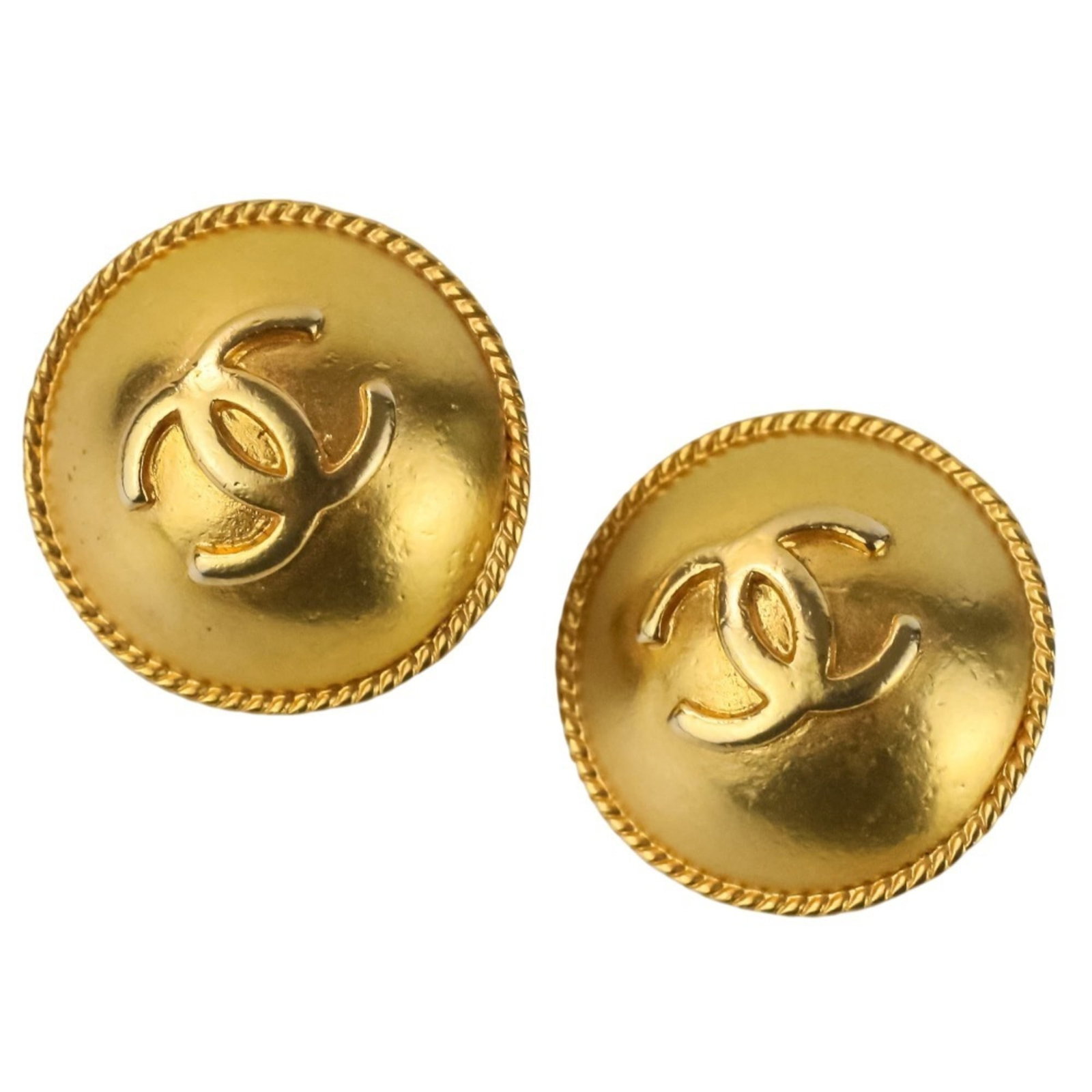 Chanel Clip Earrings: Chanel Clip Earrings Gold Chanel Clip Earrings, weighing 16.9g, feature a classic design with hardly any traces of usage, showcasing their condition as very good. Made from high-quality materials, the