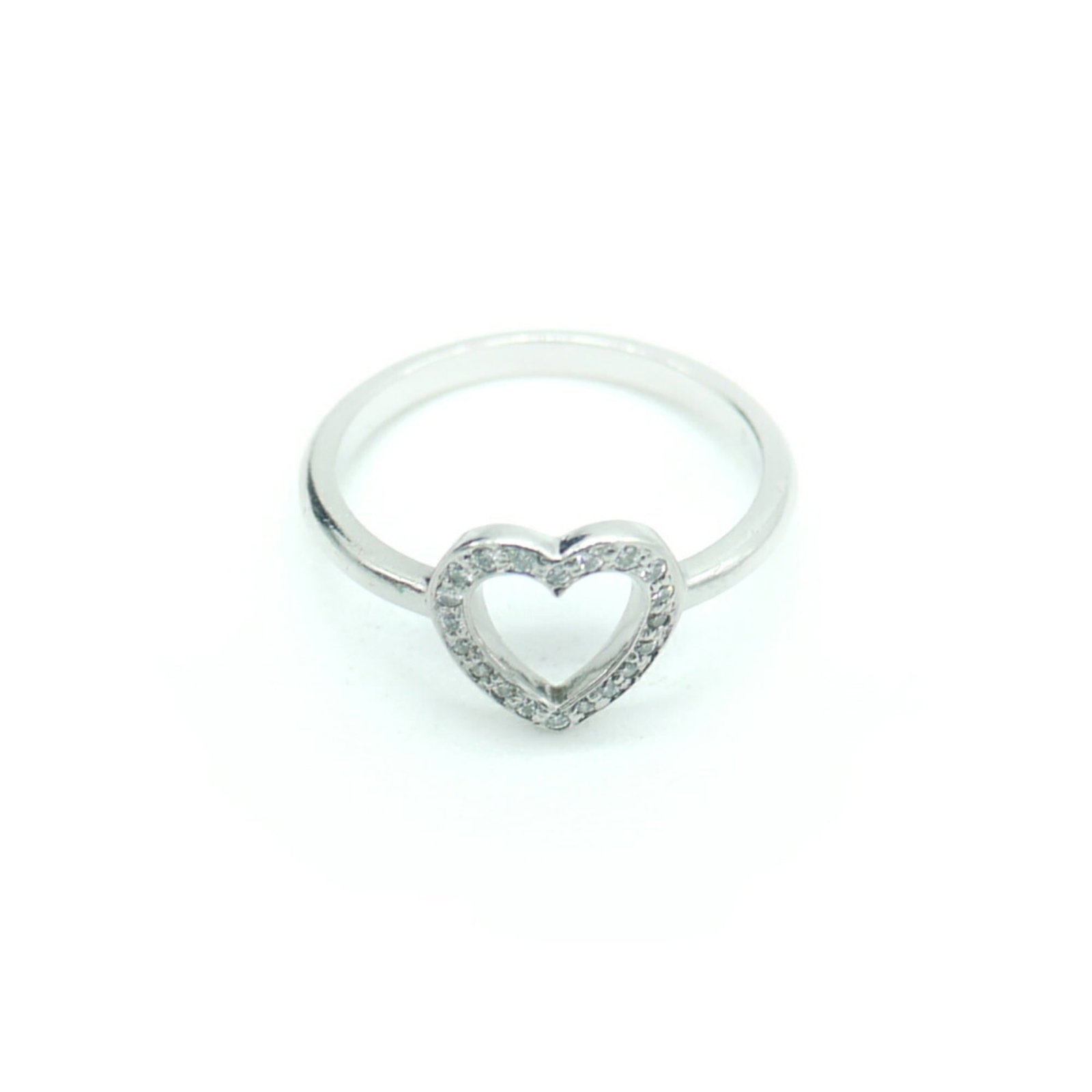 Tiffany Band Ring Platinum 950: Tiffany Band Ring Platinum 950 Platinum 950 Tiffany band ring with a diamond stone, offering a touch of luxury to any outfit. This used band ring features traces of usage and minor scratches,