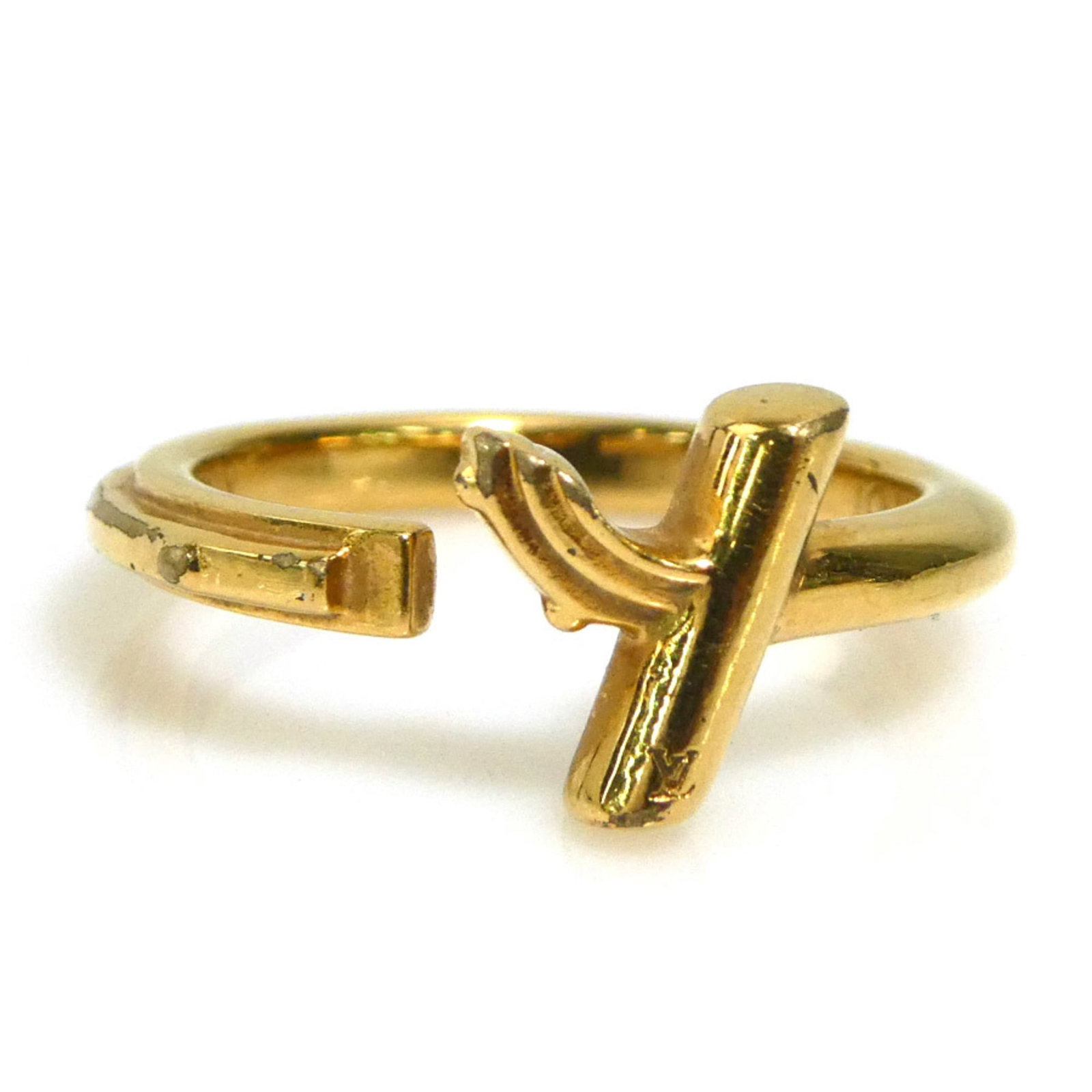Louis Vuitton Band Ring Metal: Louis Vuitton Band Ring Metal This Louis Vuitton Band Ring Metal features a gold metal design with a classic band style. The ring shows signs of usage, including scratches and dirt, but remains in goo