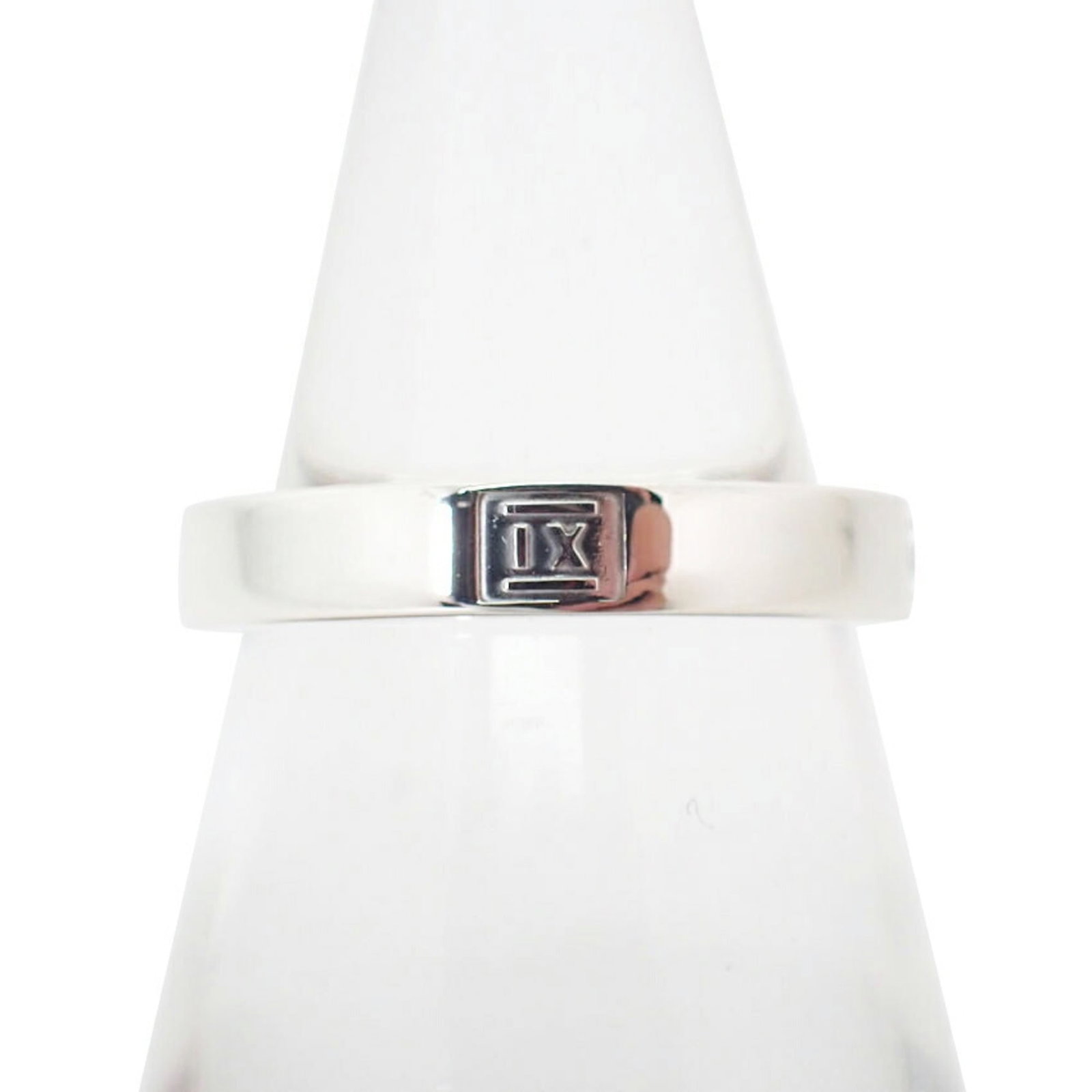 Tiffany Band Ring Sterling Silver 925: Tiffany Band Ring Sterling Silver 925 Sterling silver band ring from Tiffany featuring 925 hallmark. The ring has some scratches and dirt, but remains in very good condition with only minor traces of 