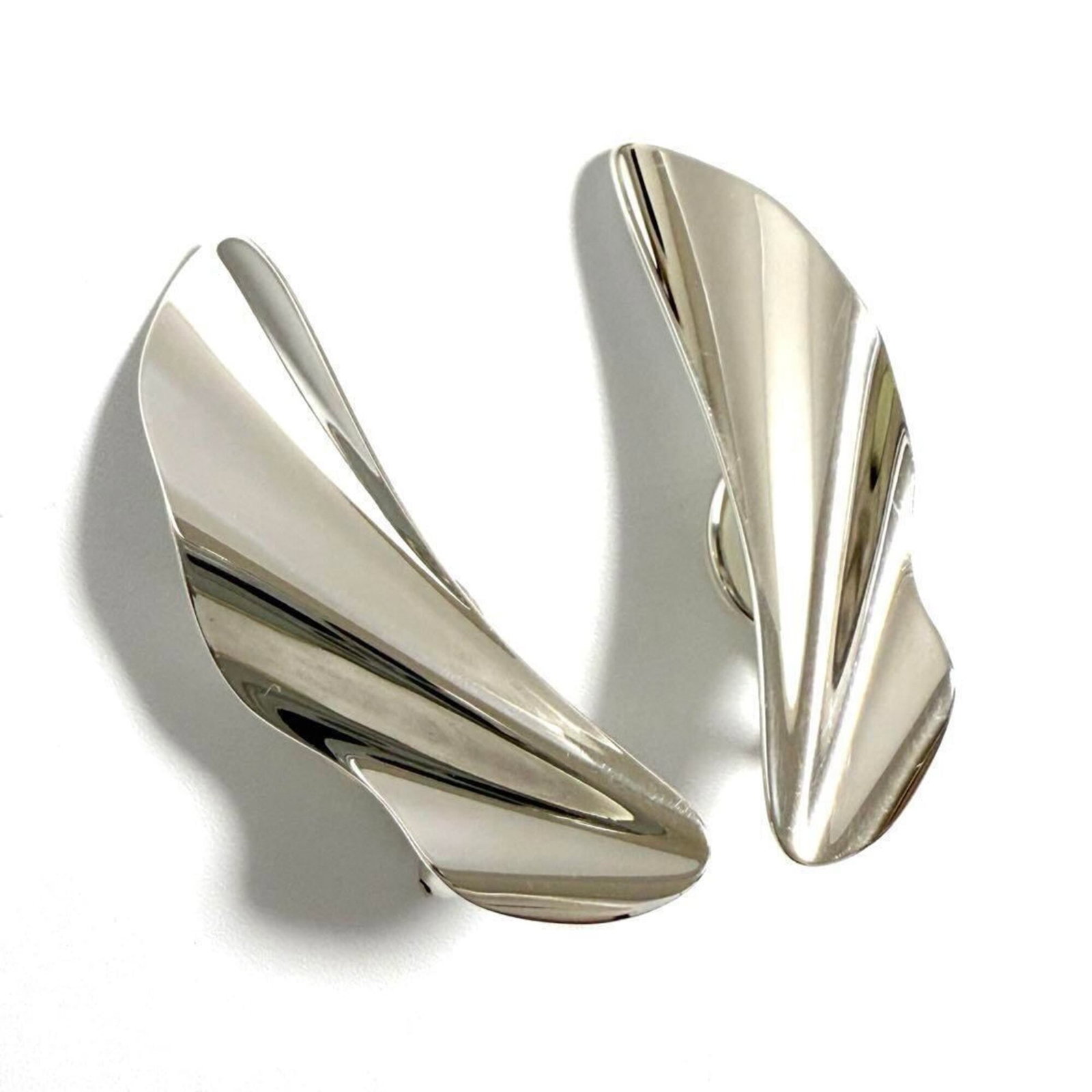 Tiffany Clip Earrings Silver 925: Tiffany Clip Earrings Silver 925 Silver 925 Tiffany Clip Earrings with a few traces of usage and minor scratches. Made from high-quality sterling silver, these clip earrings showcase a classic design.