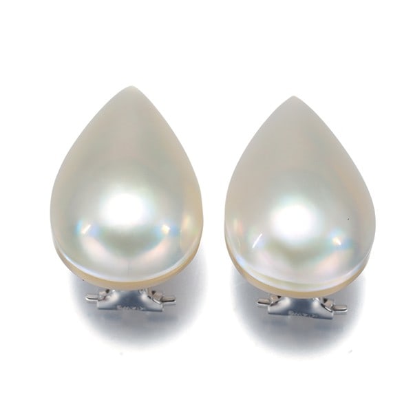 White Gold 585 Teardrop Pearls: White Gold 585 Teardrop Pearls White Gold 585 Teardrop Pearls are crafted from 14k white gold metal. The earrings feature mabe pearls with an unknown main stone creation style, set in a clip-on design