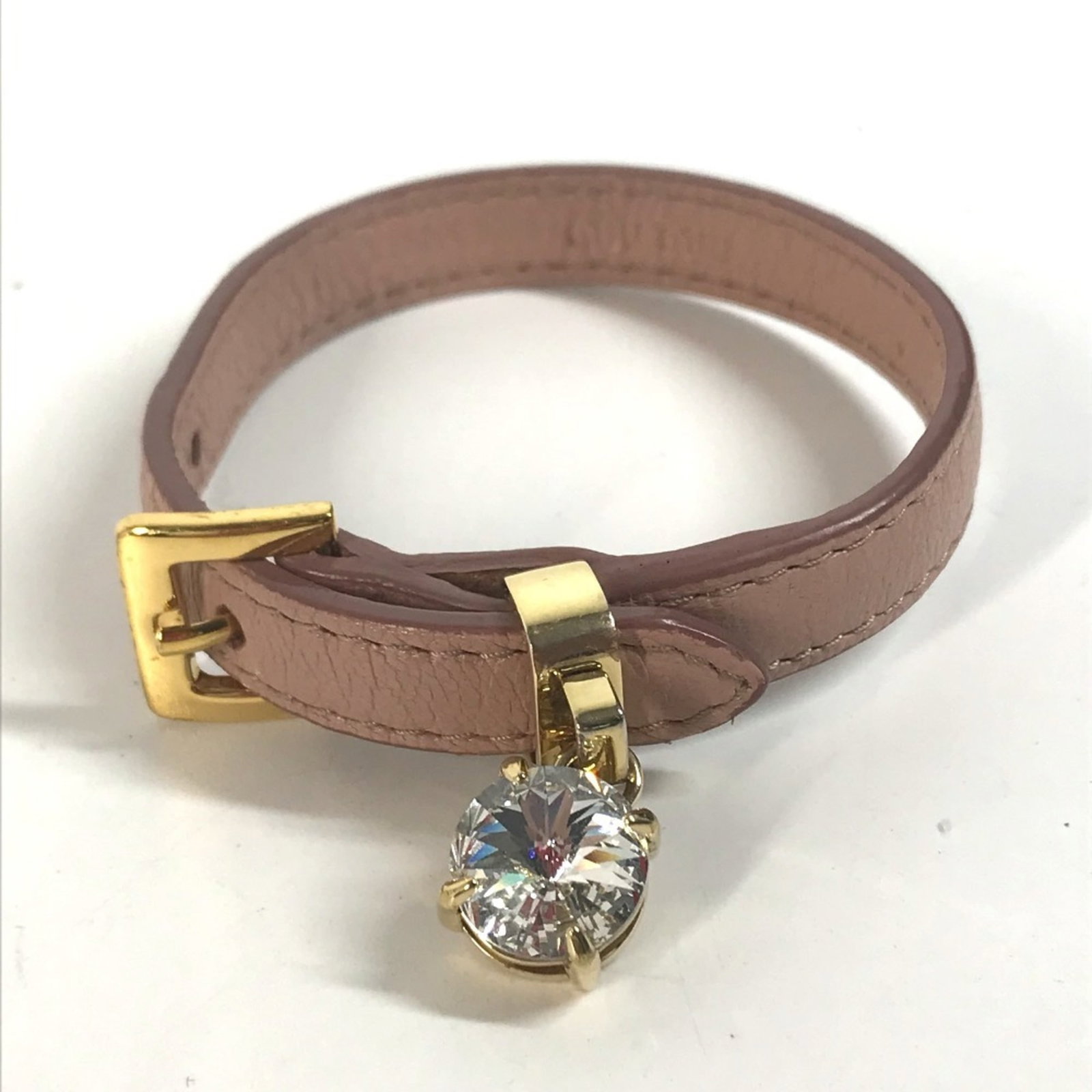 Miu Miu Charm Bracelet Leather: Miu Miu Charm Bracelet Leather Miu Miu Charm Bracelet Leather in Pink features a unique blend of style and versatility. With its 21.5cm length and used condition, this charm bracelet boasts a subtle w