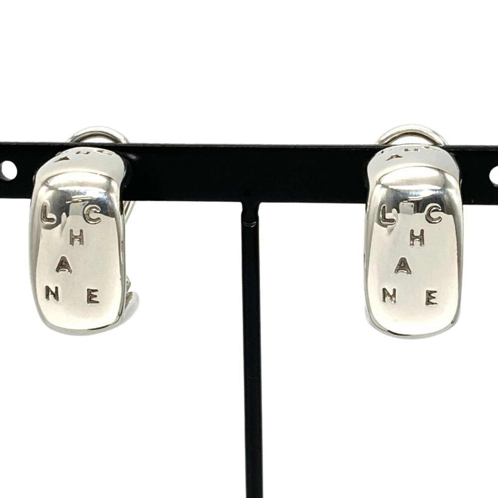 Chanel Clip Earrings Silver 925: Chanel Clip Earrings Silver 925 Silver 925 clip earrings from Chanel feature a sleek and modern design. The I2 clarity indicates some minor imperfections, while traces of usage and scratches can be