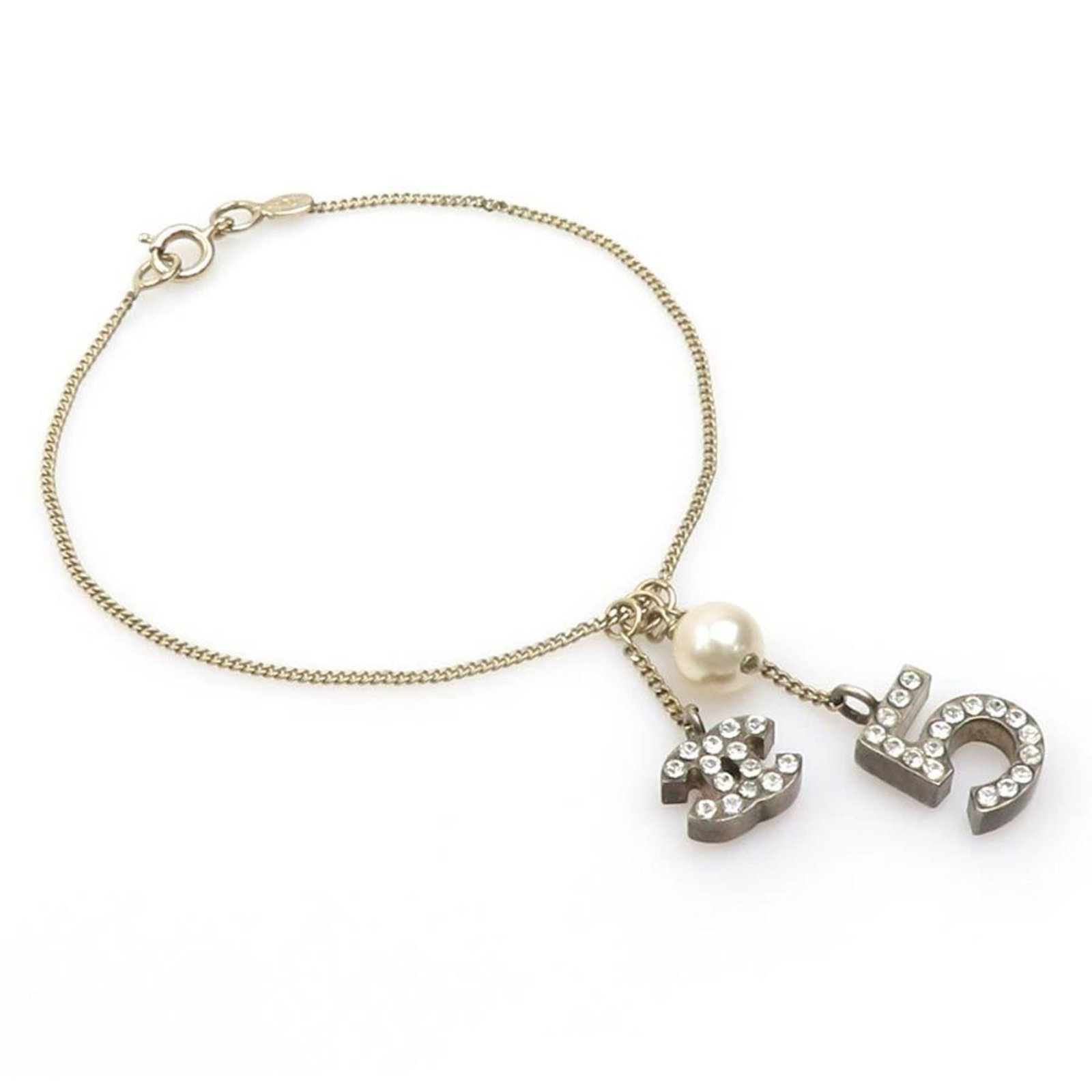 Chanel Charm Bracelet Metal: Chanel Charm Bracelet Metal Chanel Charm Bracelet Metal features an artificial pearl stone and gold metal construction. The 17.5cm length offers a versatile fit, while its used condition showcases