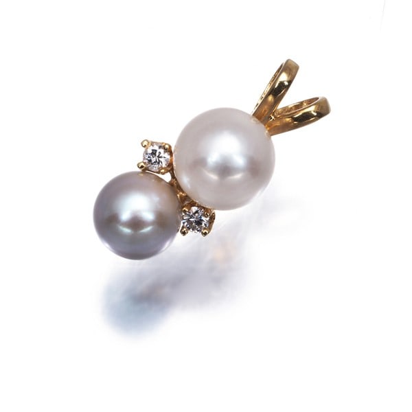 Yellow gold pendant pearl diamond 5.4mm 6.2mm 18k 750 Tiffany&Co: Yellow gold pendant pearl diamond 5.4mm 6.2mm 18k 750 Tiffany&Co Yellow gold pendant features two large pearls, one measuring 5.4mm and the other 6.2mm, crafted from this 18k metal. The piece is made