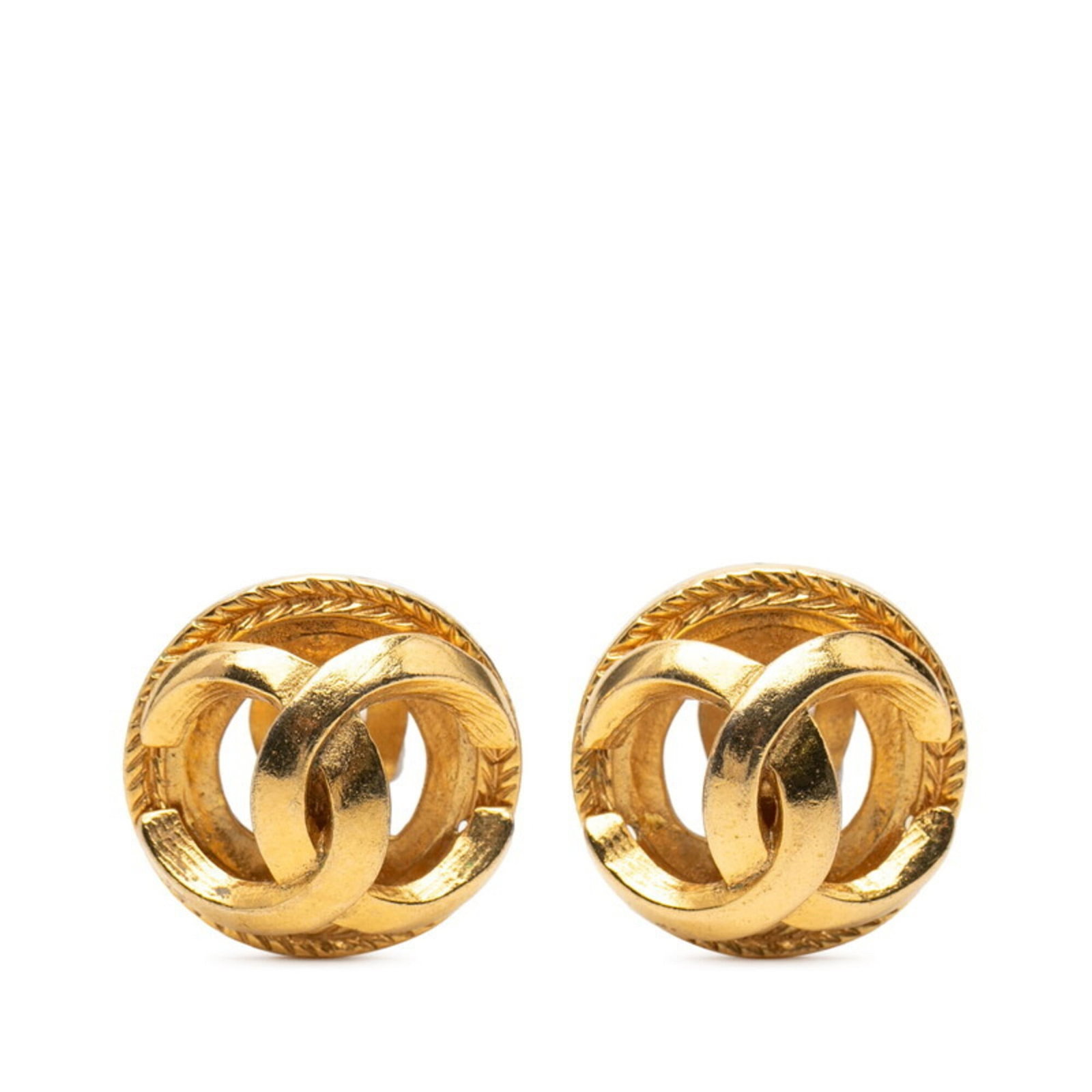 Chanel Clip Earrings: Chanel Clip Earrings Chanel Clip Earrings in Gold. These used clip earrings feature a classic design and are made of gold. They show signs of usage with minor scratches and dirt. Item Specifics: Brand