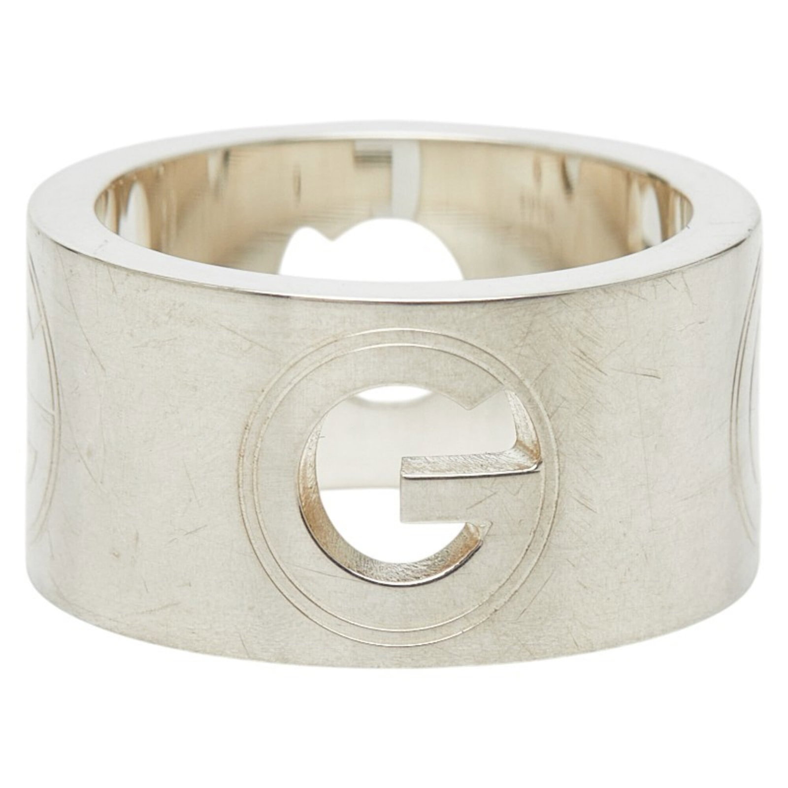 Gucci Band Ring Silver 925: Gucci Band Ring Silver 925 Silver 925 band ring from Gucci features a sleek design with a touch of luxury. The silver material gives it a sophisticated look, while some minor scratches and dirt can be