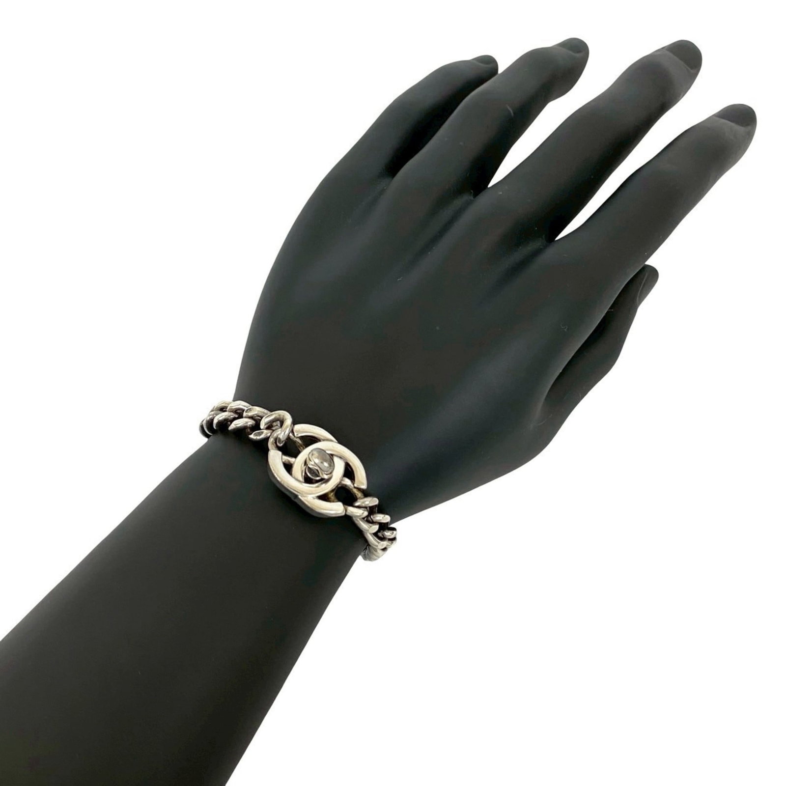 Chanel Charm Bracelet Alloy: Chanel Charm Bracelet Alloy Used Chanel Charm Bracelet Alloy in silver. The bracelet features alloy material and has a length of 19cm / 7.48''. It shows traces of usage with scratches and dirt,