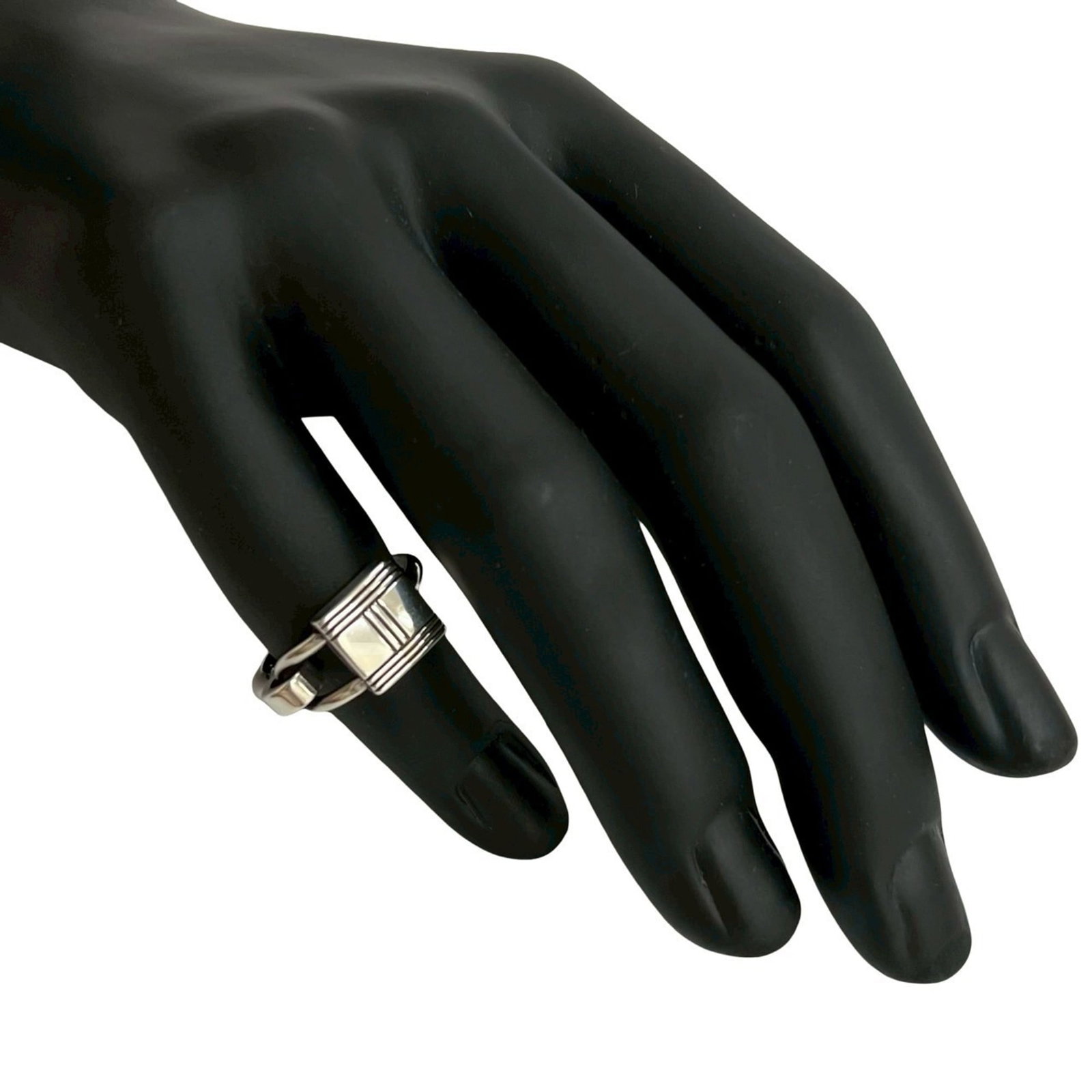 Hermes Band Ring Silver 925: Hermes Band Ring Silver 925 Silver band ring from Hermes featuring a high-quality silver 925 material. The ring has some signs of usage, including scratches and dirt, but remains in good condition ove