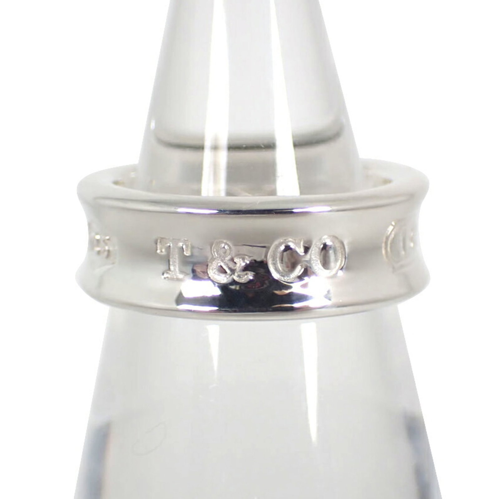 Tiffany Band Ring Sterling Silver 925: Tiffany Band Ring Sterling Silver 925 Sterling silver band ring from Tiffany featuring a classic design. The ring shows some signs of usage with a few scratches and dirt, but remains in very good cond