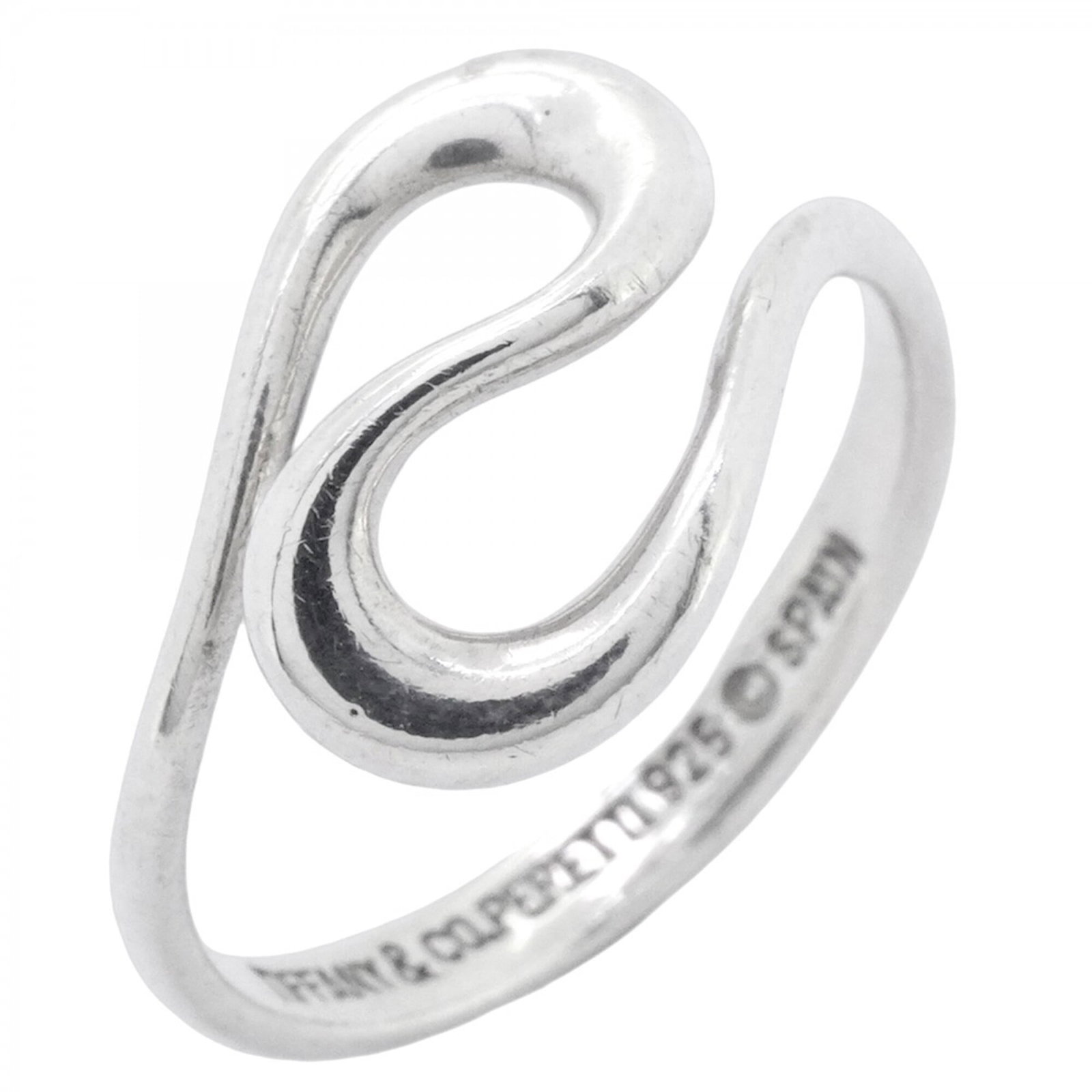 Tiffany Band Ring Silver 925: Tiffany Band Ring Silver 925 Silver band ring from Tiffany featuring 925 sterling silver construction. Shows signs of use with minor scratches and dirt, but remains in good condition overall. A pre-ow