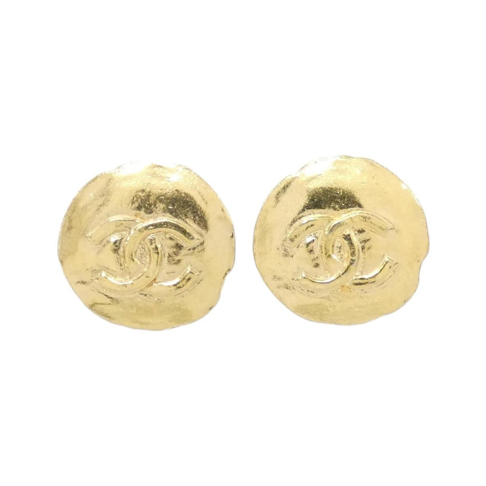 Chanel Clip Earrings: Chanel Clip Earrings Chanel Clip Earrings are available in gold. They have a size of 25.00mm x 25.00mm and show traces of usage with scratches / dirt present. The condition is used (good). Item Specif