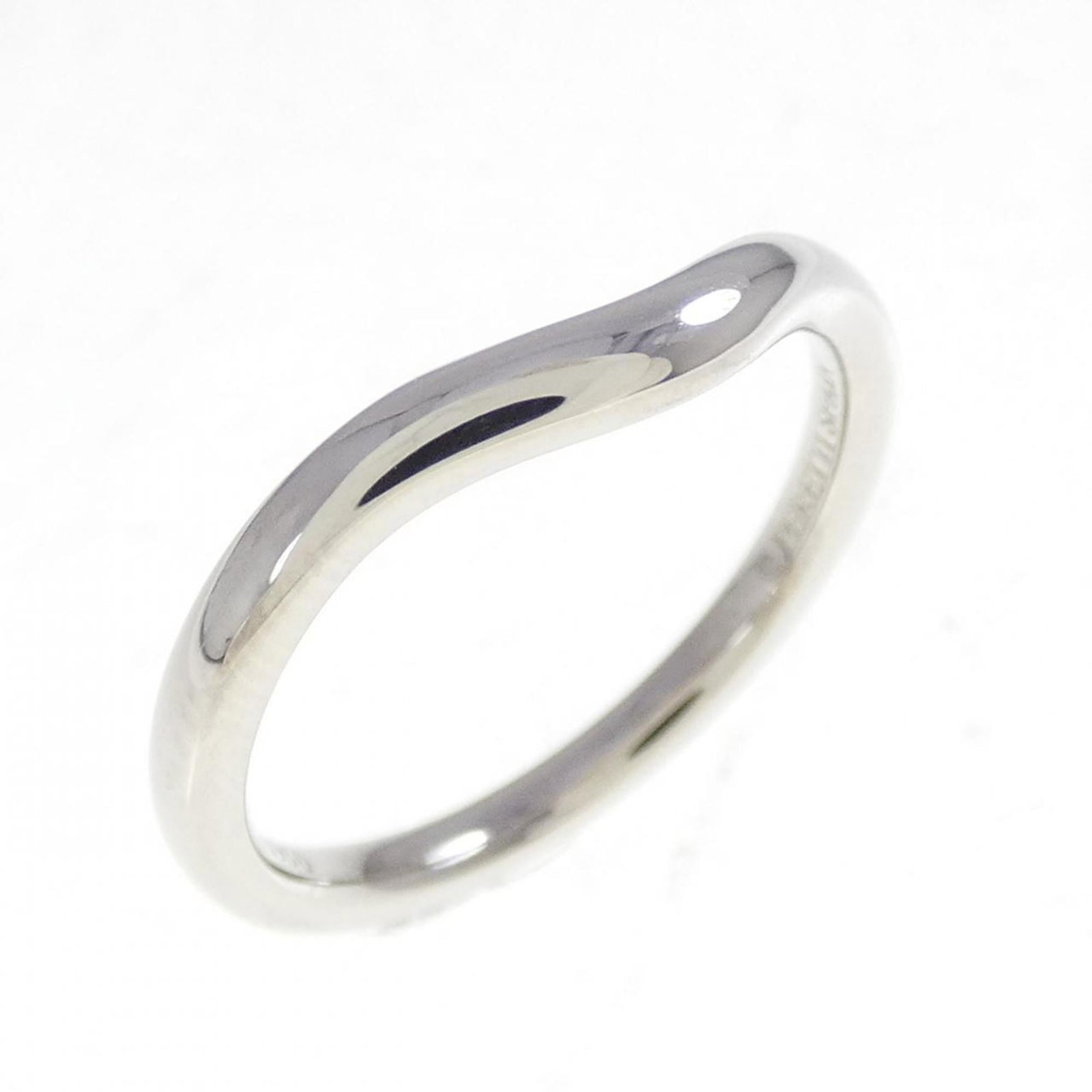 Tiffany Band Ring Platinum 950: Tiffany Band Ring Platinum 950 Tiffany's iconic band ring is crafted from platinum 950 for a luxurious feel. This pre-owned piece features some minor scratches and dirt, but remains in very good