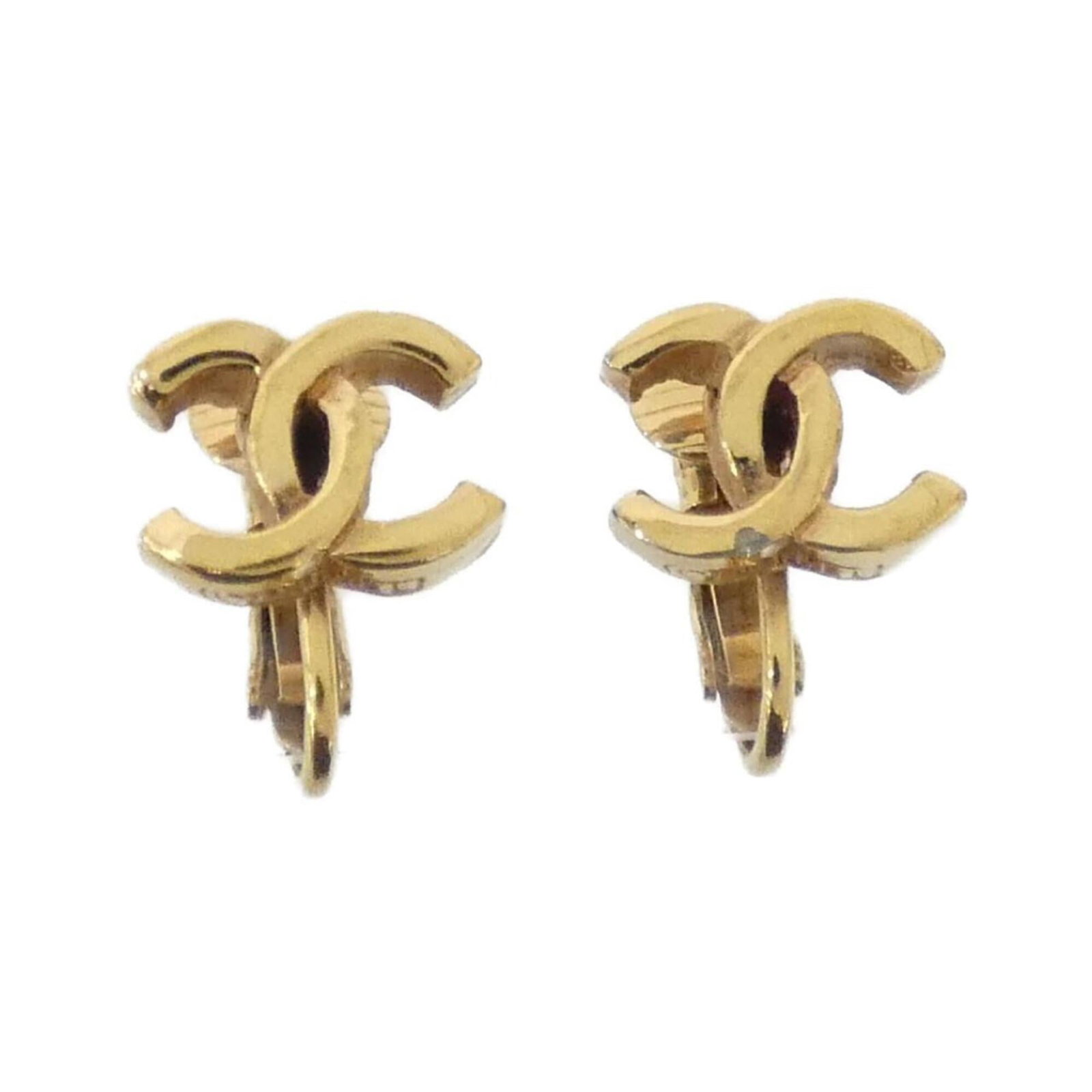 Chanel Clip Earrings: Chanel Clip Earrings Chanel Clip Earrings in gold feature a sleek design with a few traces of usage, some scratches and dirt visible. The condition is very good despite minor signs of wear. Made by