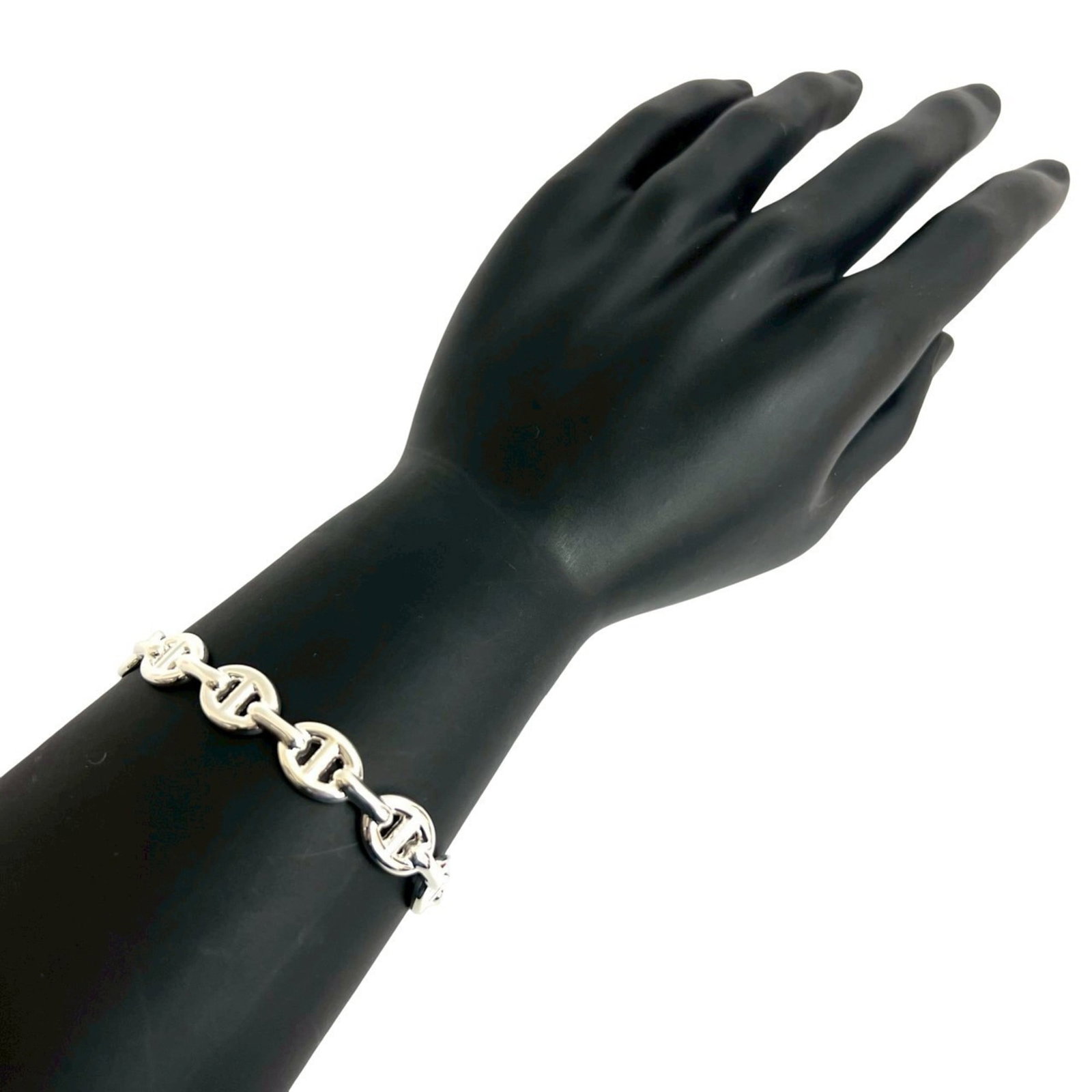 Hermes Bangle Silver 925: Hermes Bangle Silver 925 Silver 925 bangle from Hermes features a sleek design. The 16cm length provides a comfortable fit for most wrist sizes. With traces of usage and minor scratches, this bangle s