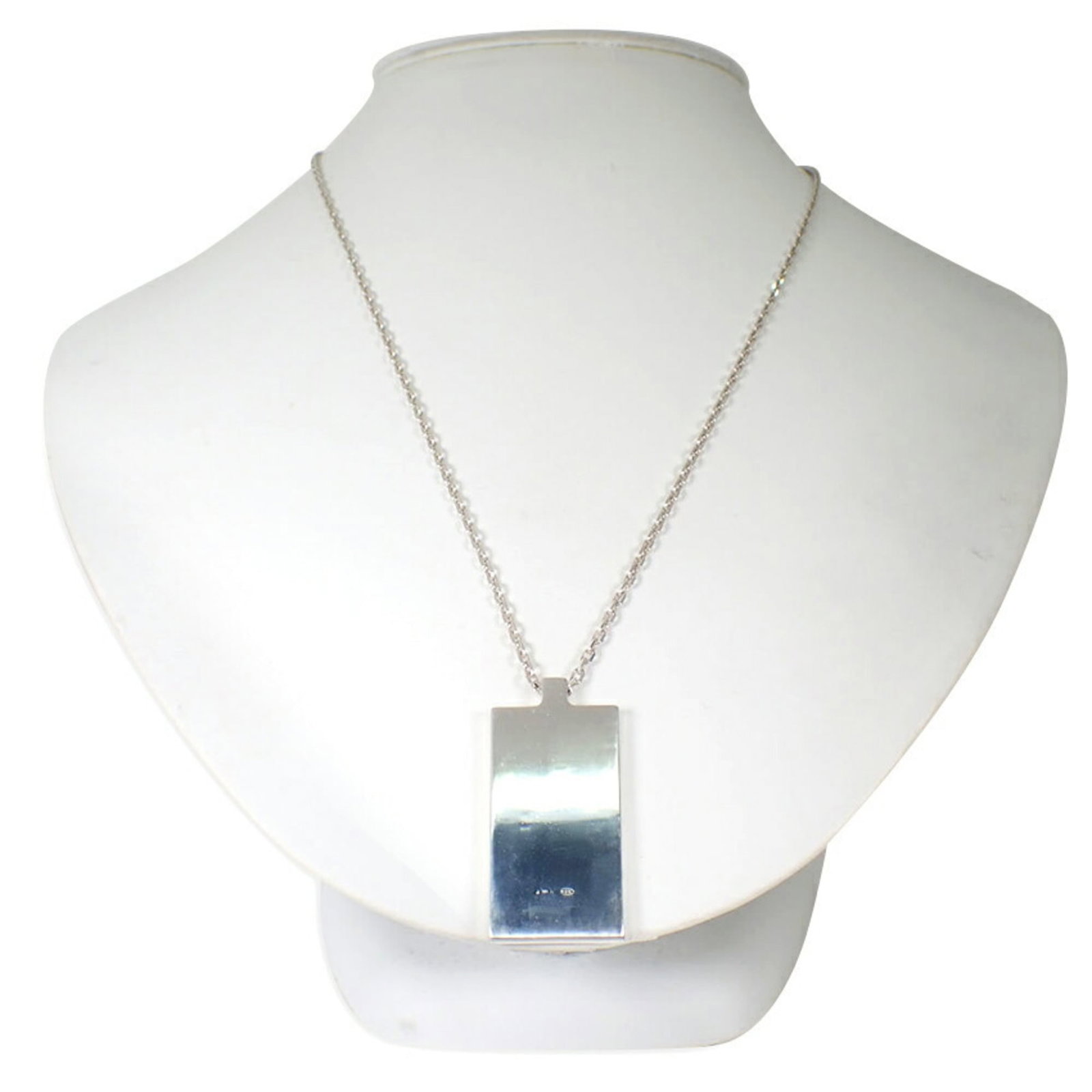 GUCCI 925 Plate Necklace: GUCCI 925 Plate Necklace Gucci's iconic 925 plate necklace boasts a sleek design with a silver finish, featuring a striking pendant size of 39.5mm x 19.4mm. This women's necklace showcases the luxury 