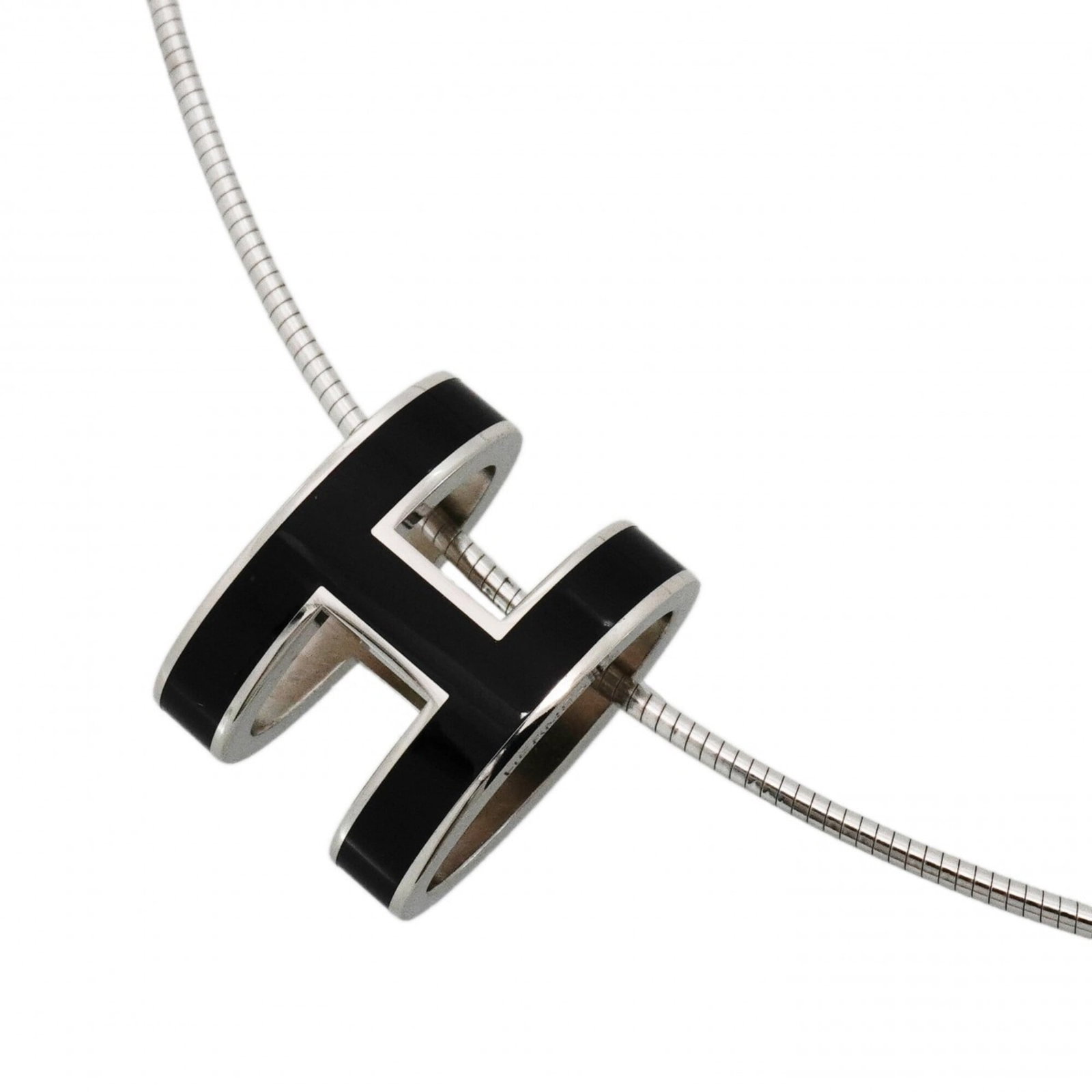 Hermes Pop H Metal Necklace, Silver and Black, for Women: Hermes Pop H Metal Necklace, Silver and Black, for Women The Hermes Pop H Metal Necklace in silver and black features a sleek design with a 16mm x 12.1mm pendant. This used necklace has a black and si