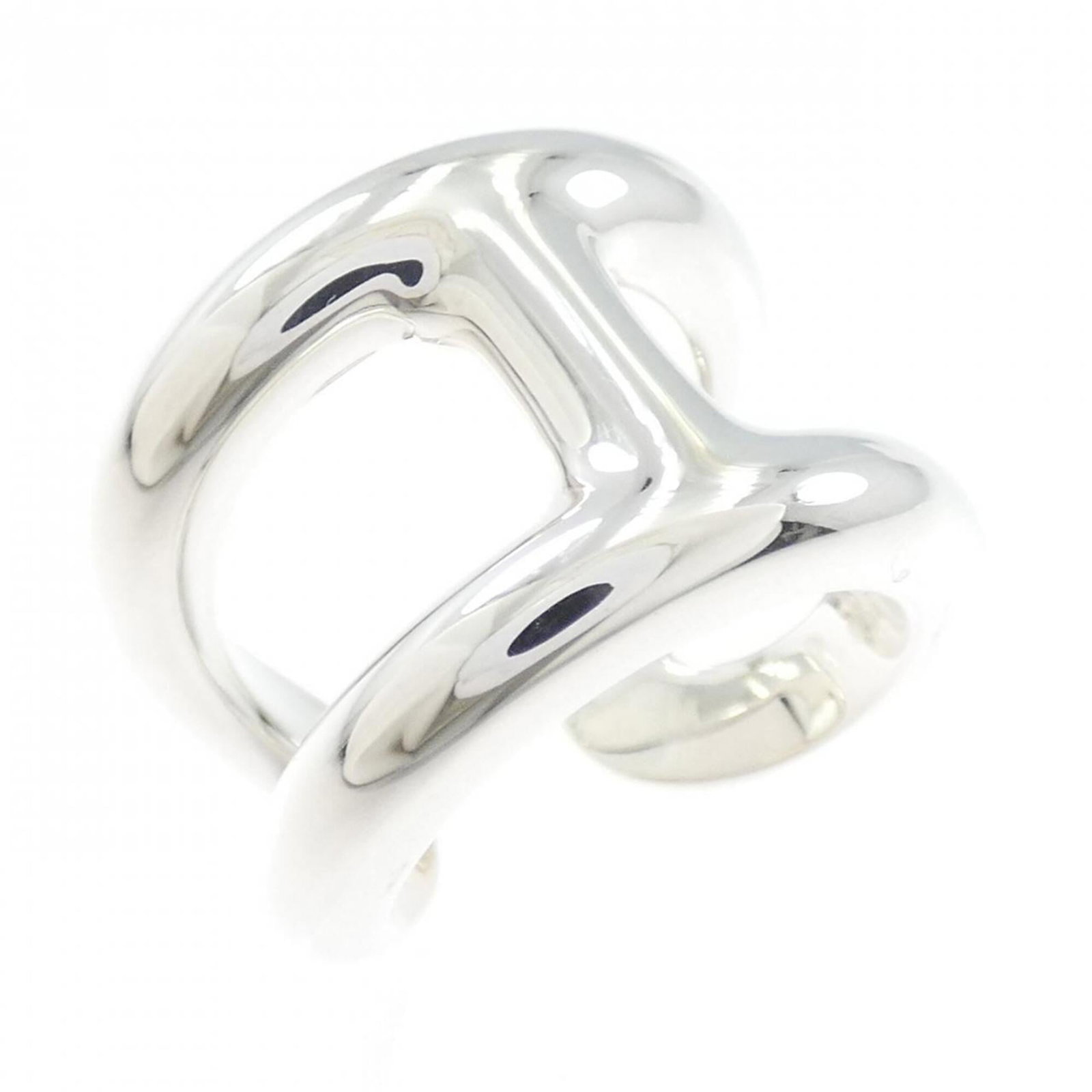 Hermes Herms Osmo's Large Ring: Hermes Herms Osmo's Large Ring The Hermes Herms Osmo's Large Ring boasts an elegant silver design with subtle scratches and minor dirt marks, giving it a worn-in look. Made from high-quality 925 sterl