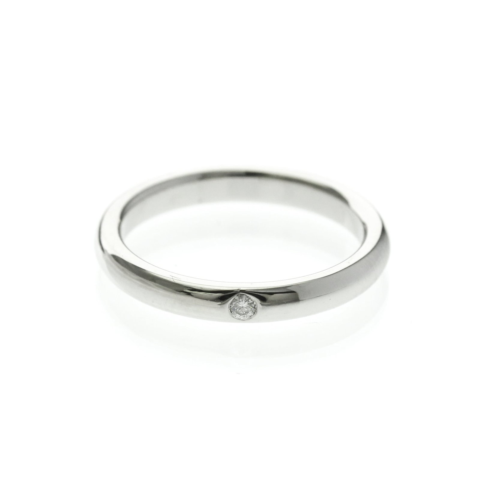 Tiffany Band Ring Platinum: Tiffany Band Ring Platinum Platinum band ring with a diamond stone, crafted from high-quality platinum metal. This Tiffany brand ring features a sleek design and a silver finish, making it a stylish a