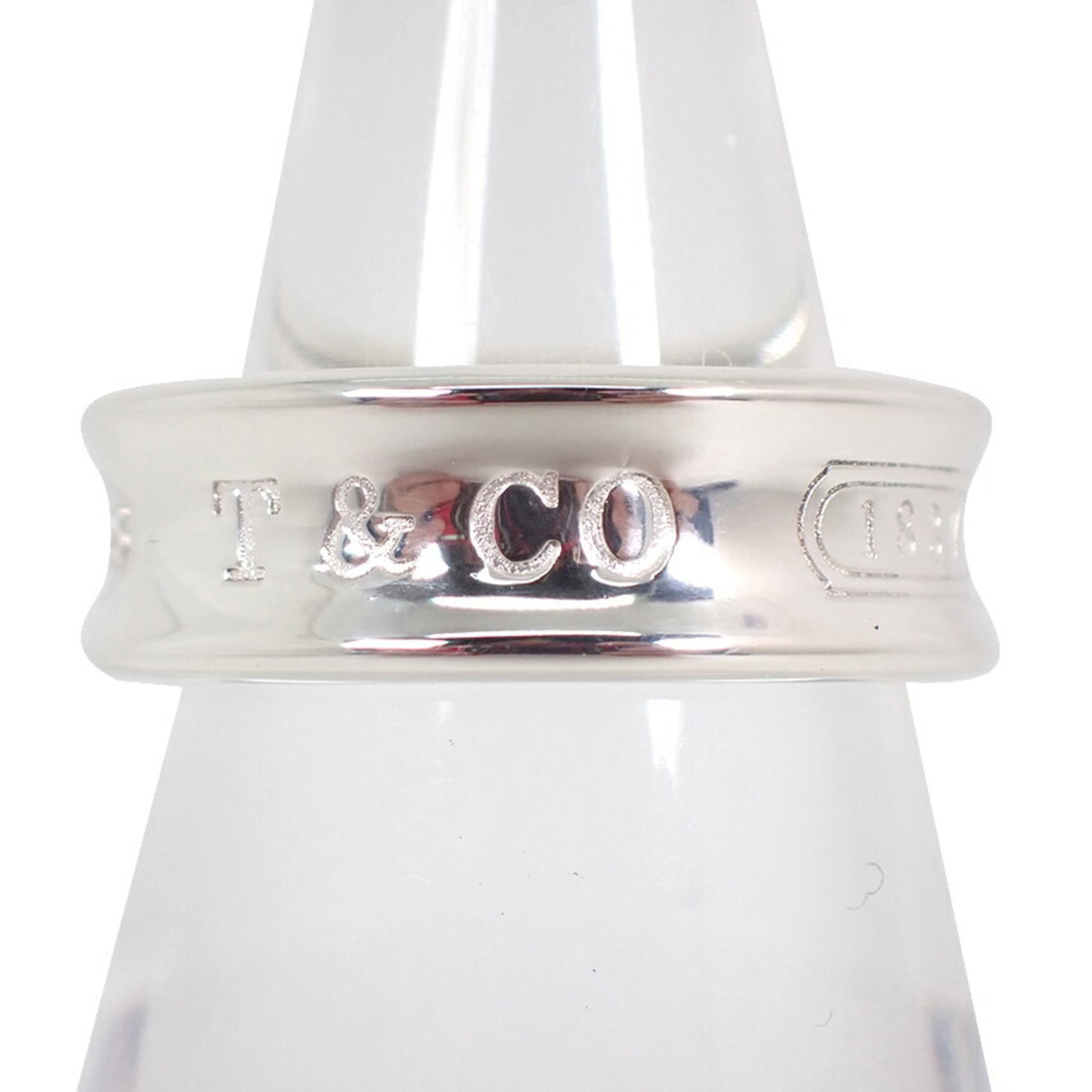 Tiffany Band Ring Sterling Silver 925: Tiffany Band Ring Sterling Silver 925 Sterling silver band ring from Tiffany featuring 925 hallmark. The ring has some scratches and dirt, with only minor signs of usage, still in very good condition.