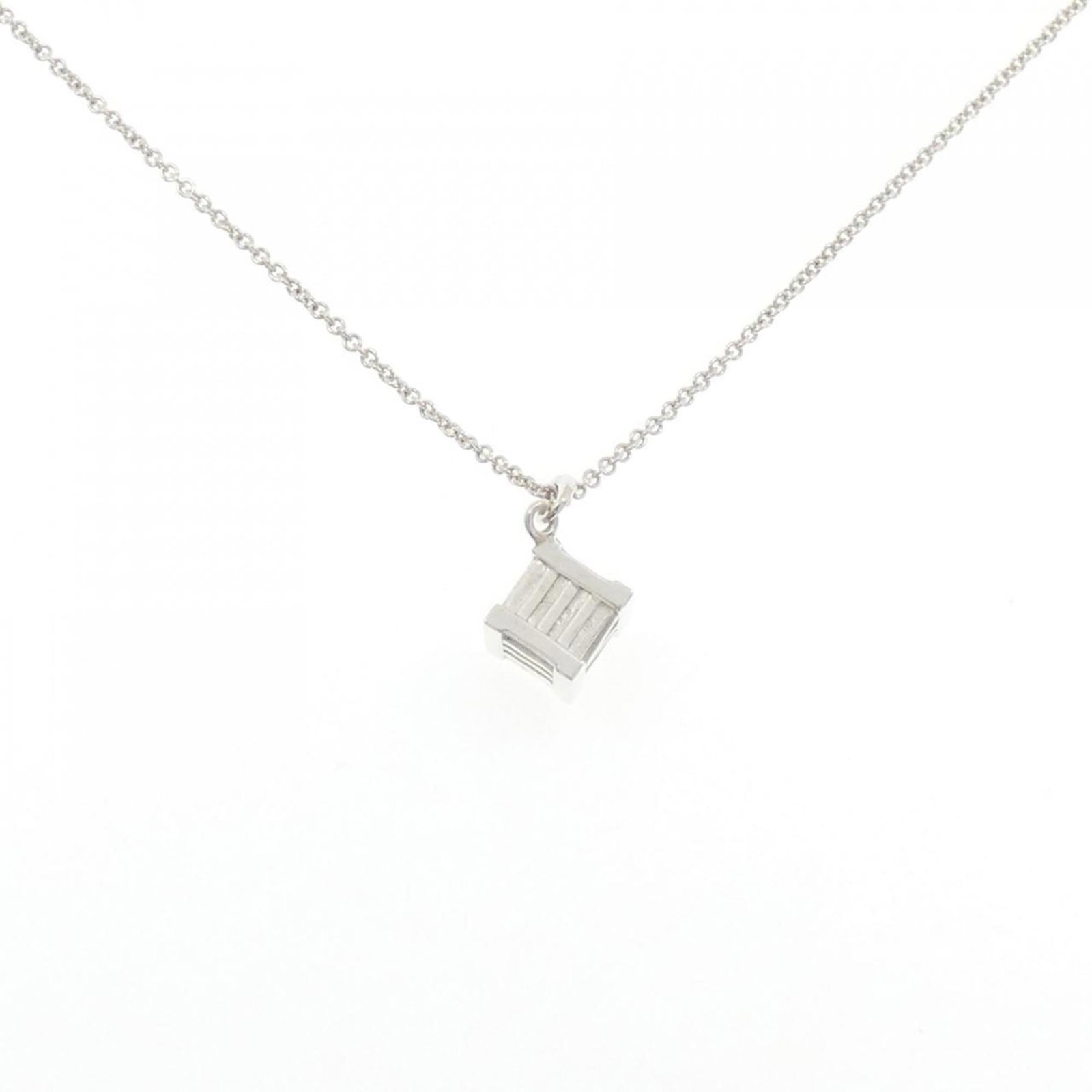 Tiffany Atlas Cube Necklace: Tiffany Atlas Cube Necklace The Tiffany Atlas Cube Necklace boasts an elegant silver design with a subtle sheen. With its 41 cm adjustable neck circumference and 19.8mm x 13.3mm pendant size, this nec
