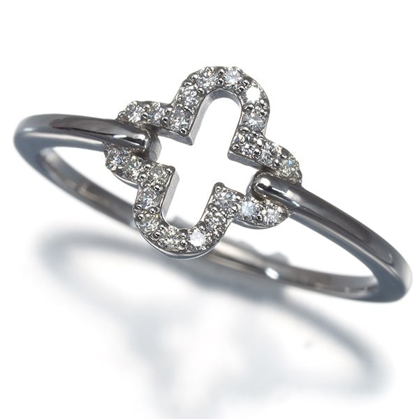 Flower ring in platinum 900: Flower ring in platinum 900 Platinum 900 flower ring with a natural diamond main stone, creating a beautiful and elegant design. This ring boasts high metal purity and a classic style, making it a tim