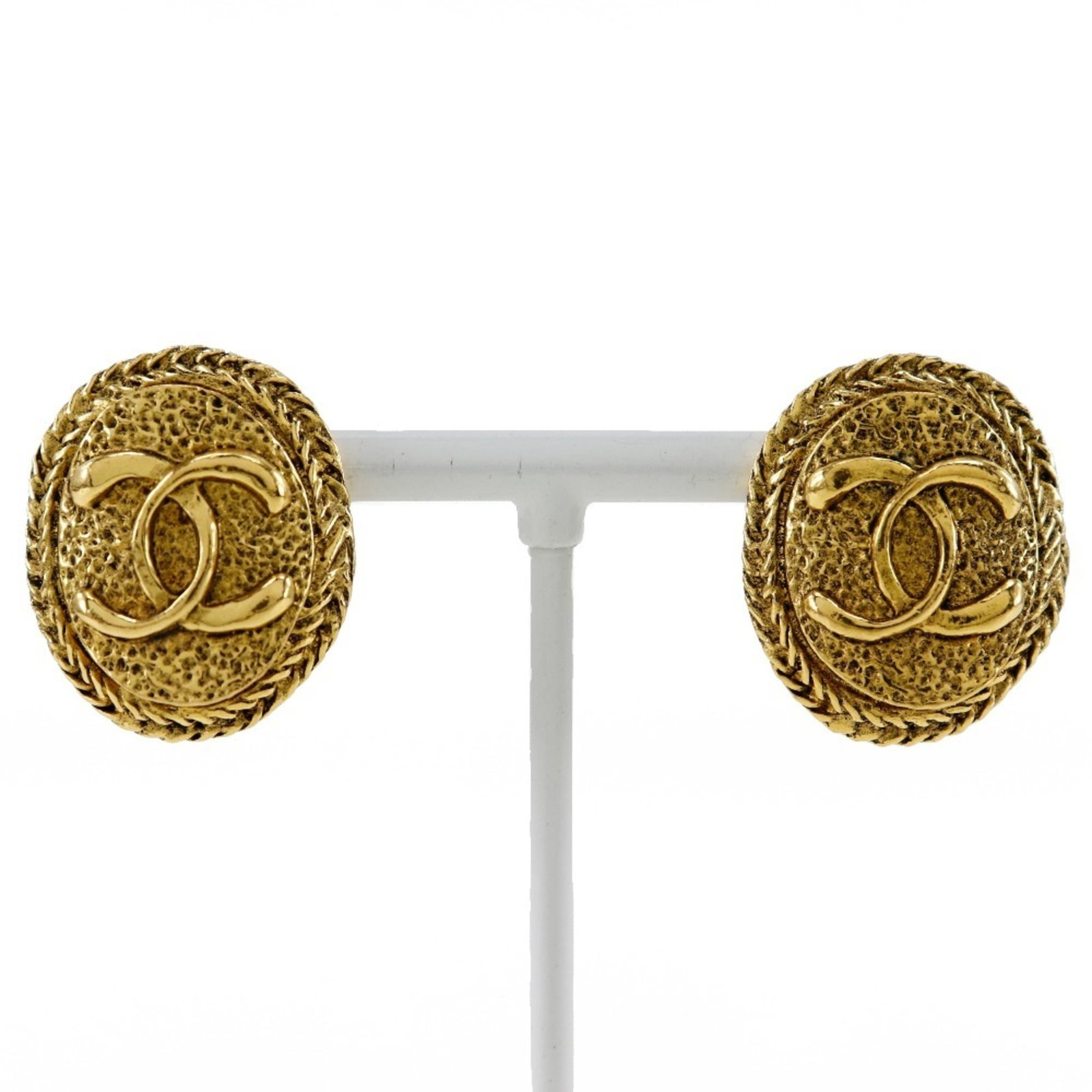 Chanel Clip Earrings Gold Plating: Chanel Clip Earrings Gold Plating Chanel Clip Earrings in Gold Plating - A timeless piece from the iconic fashion house. These clip earrings feature gold plating and are made of durable material, offe