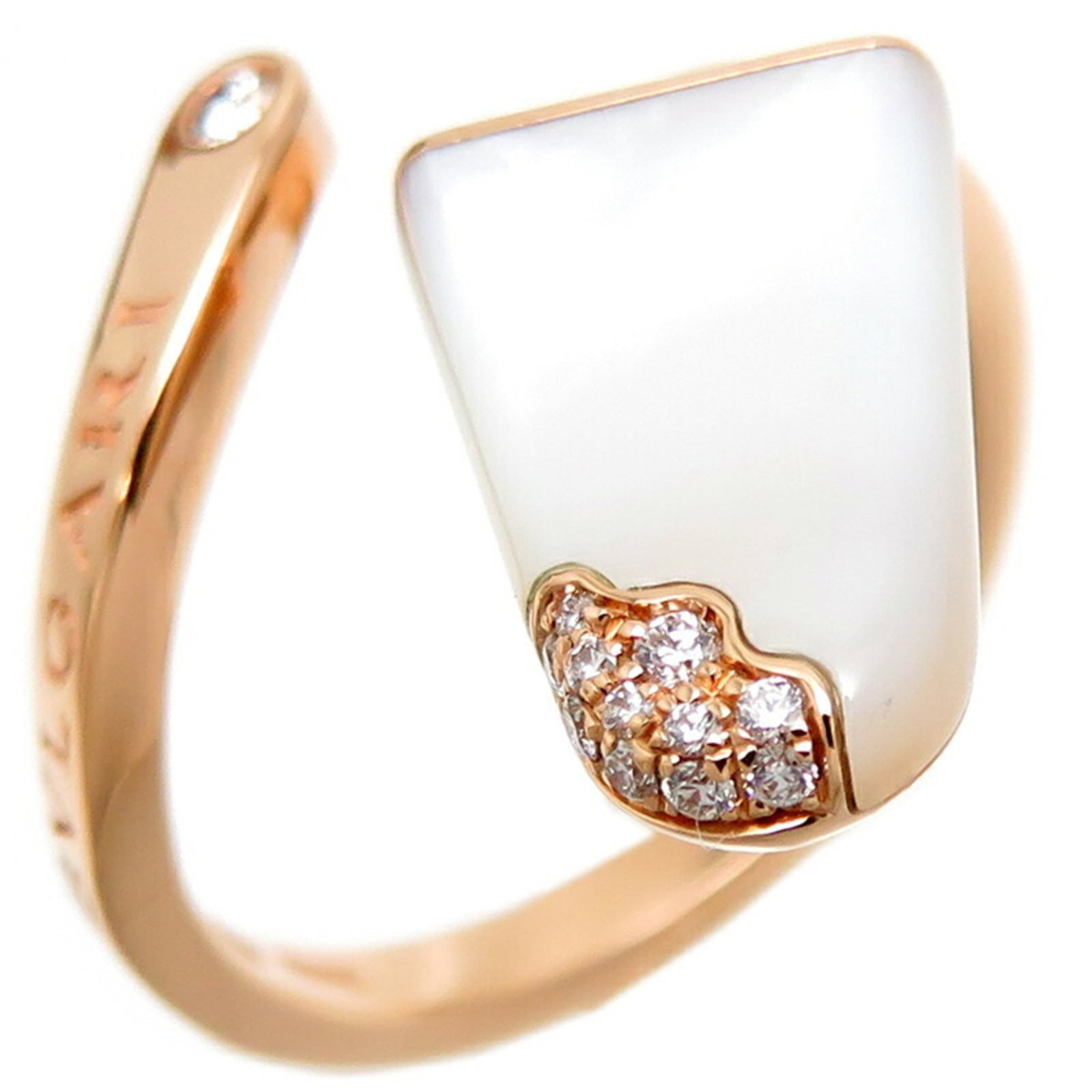 Bvlgari Band Ring Pink Gold (18K): Bvlgari Band Ring Pink Gold (18K) Pink gold (18K) Bvlgari band ring with a diamond stone, this elegant piece features an inner diameter of 16.10mm and weighs 4g. The ring has some minor scratches and 