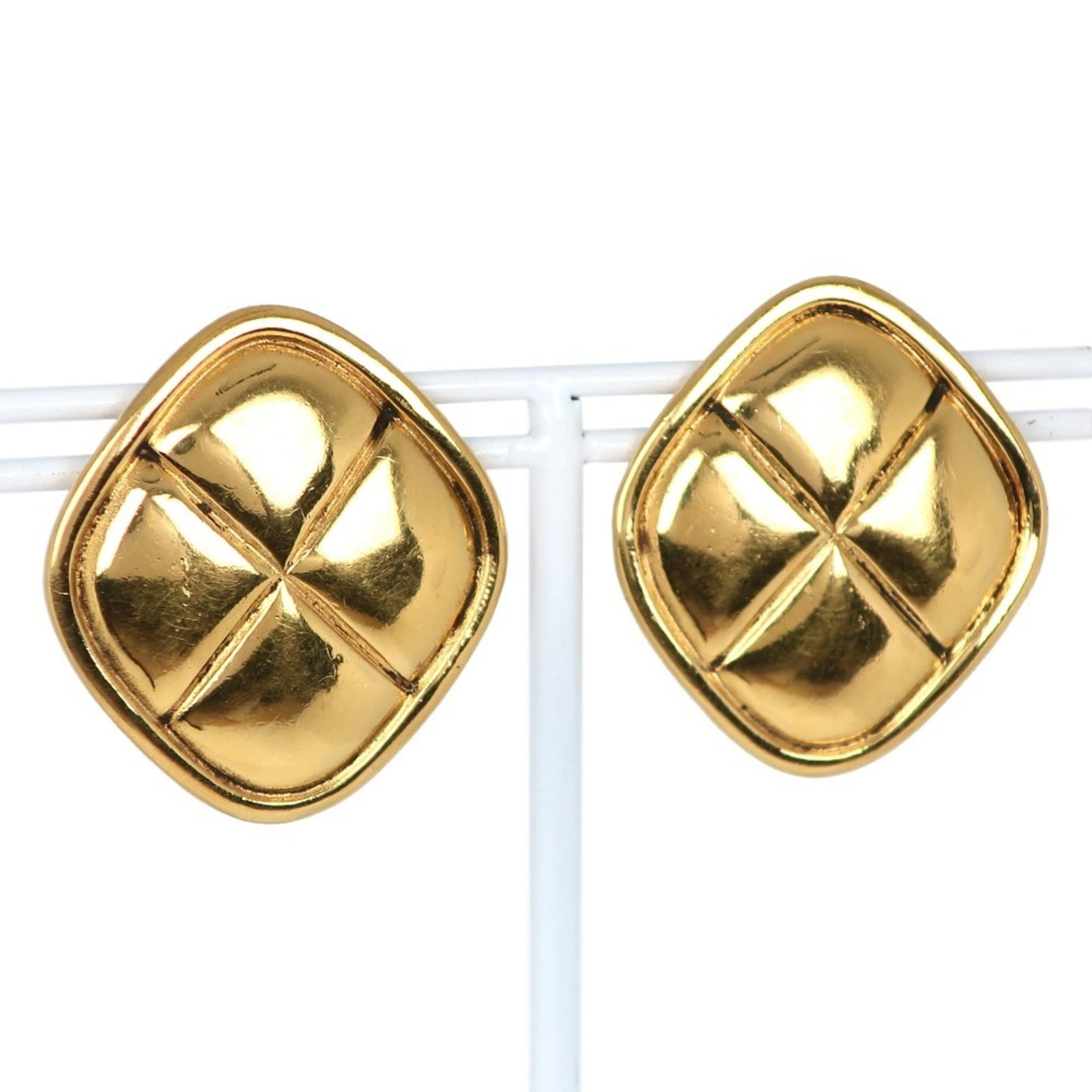 Chanel Stud Earrings Gold Plating: Chanel Stud Earrings Gold Plating Stud earrings featuring gold plating from the iconic Chanel brand. These used earrings showcase signs of usage and minor damages, still in acceptable condition for co