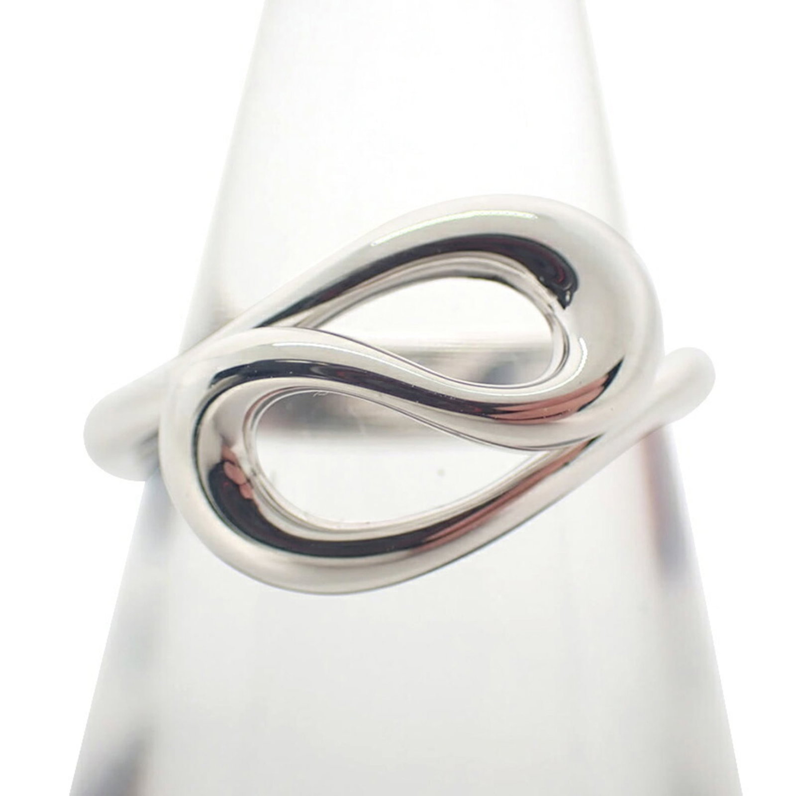 Tiffany Band Ring Sterling Silver 925: Tiffany Band Ring Sterling Silver 925 Sterling silver band ring from Tiffany featuring 925 hallmark. The ring has some scratches and dirt, but remains in very good condition with only minor traces of 