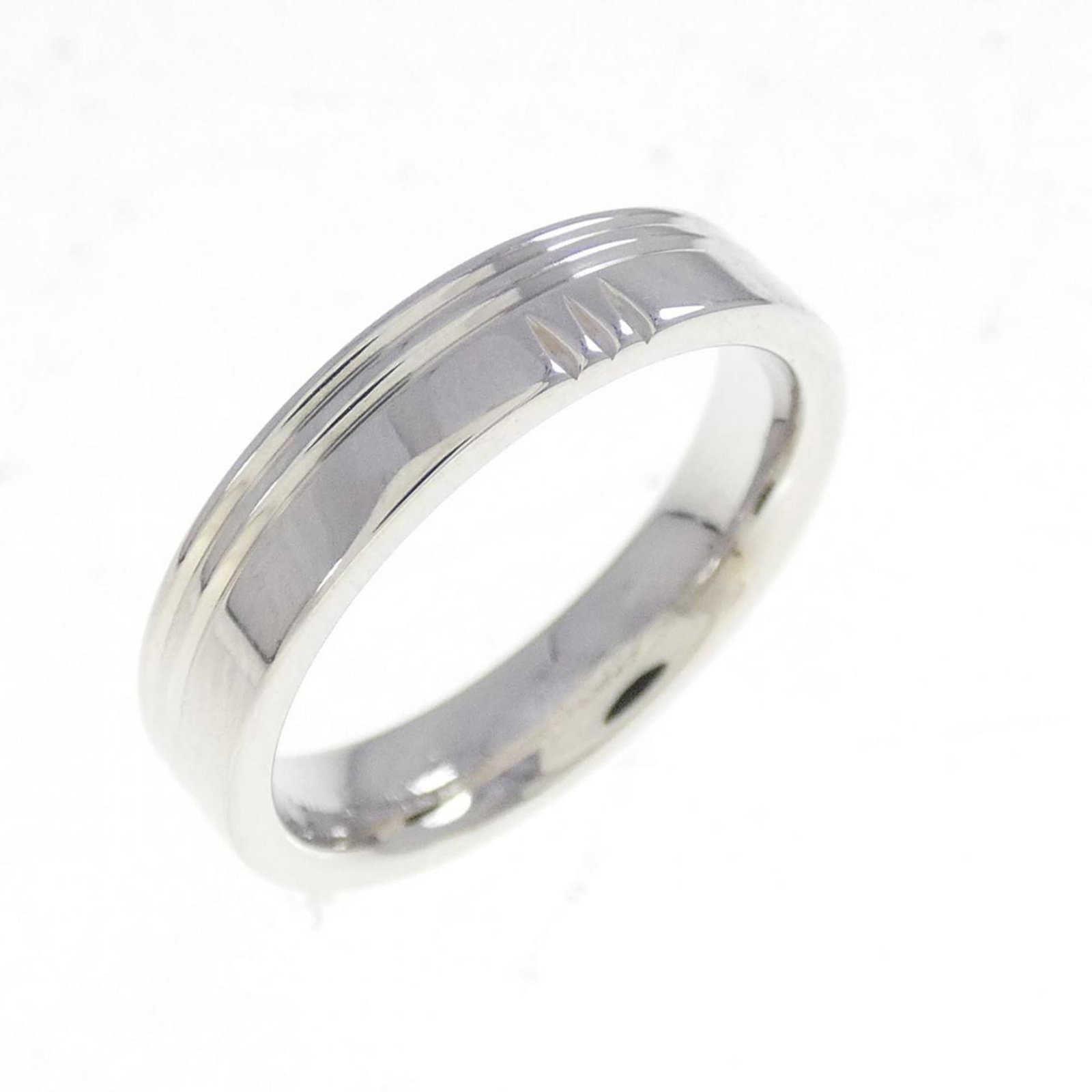 Hermes Band Ring White Gold (18K): Hermes Band Ring White Gold (18K) This Hermes Band Ring in White Gold (18K) boasts a sleek design with a few traces of usage, showcasing its subtle wear. Minor scratches and dirt can be seen, but over