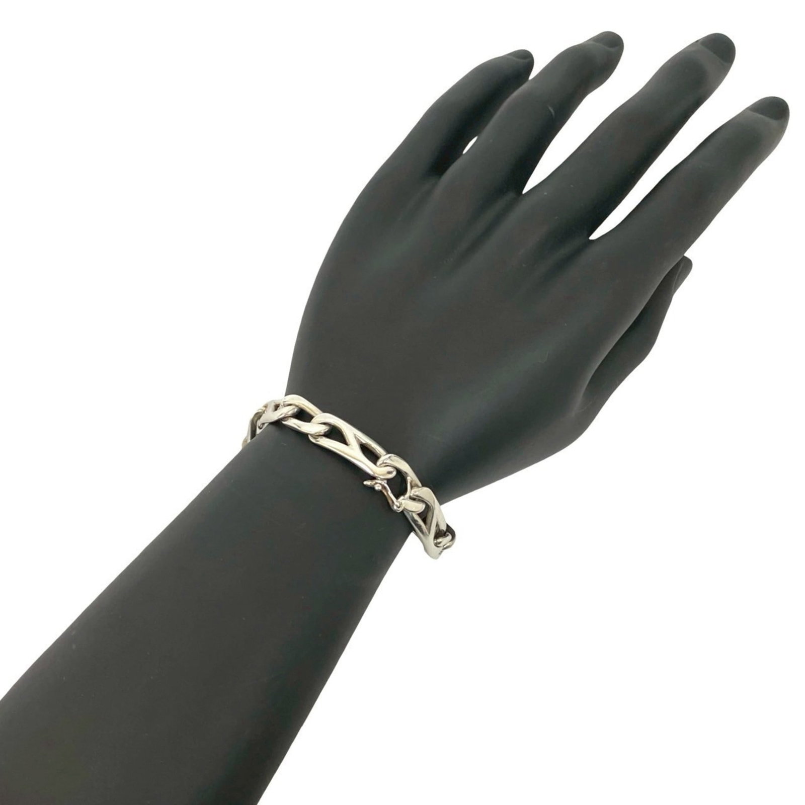 Tiffany Charm Bracelet Silver 925: Tiffany Charm Bracelet Silver 925 Tiffany Charm Bracelet Silver 925 features a classic design with a silver finish and a length of 19.8cm. The bracelet has some traces of usage, including scratches an