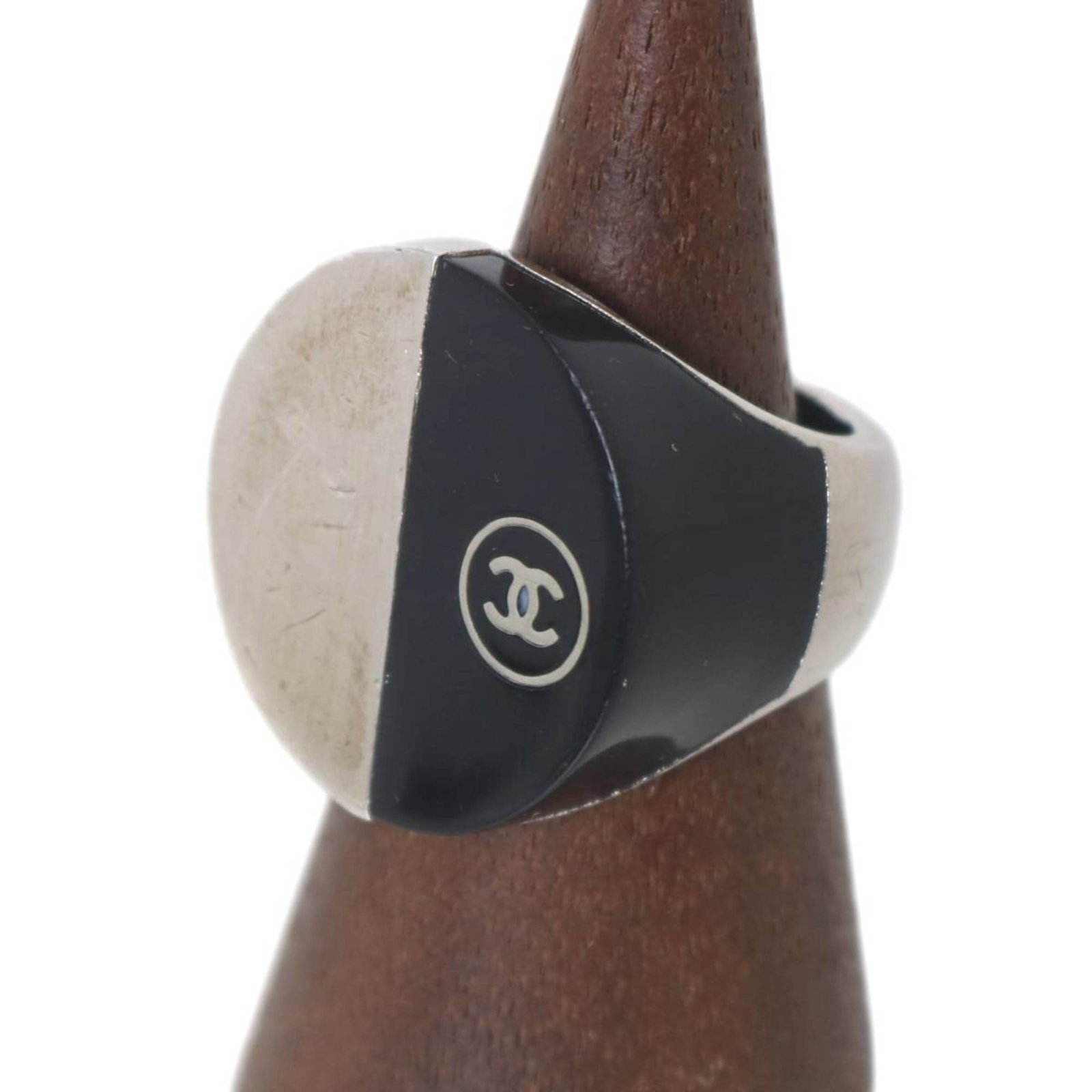 Chanel Band Ring: Chanel Band Ring The Chanel Band Ring boasts sleek black and silver tones, with a sturdy 10mm width and 18.9g weight, making it a substantial accessory for everyday wear. This used band ring features 