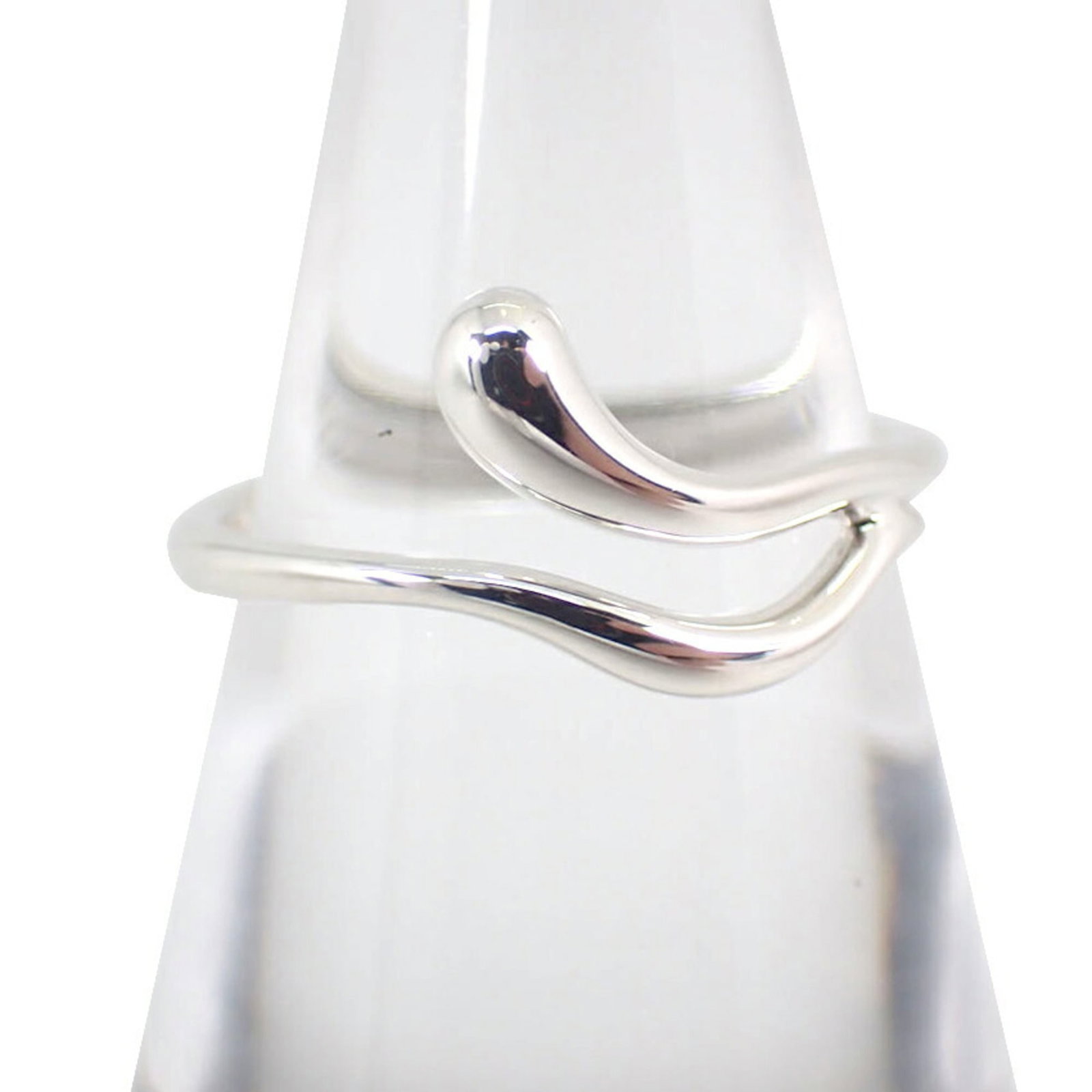 Tiffany Band Ring Sterling Silver 925: Tiffany Band Ring Sterling Silver 925 Sterling silver band ring from Tiffany featuring 925 hallmark. The ring has some scratches and dirt, with only minor signs of usage, still in very good condition.
