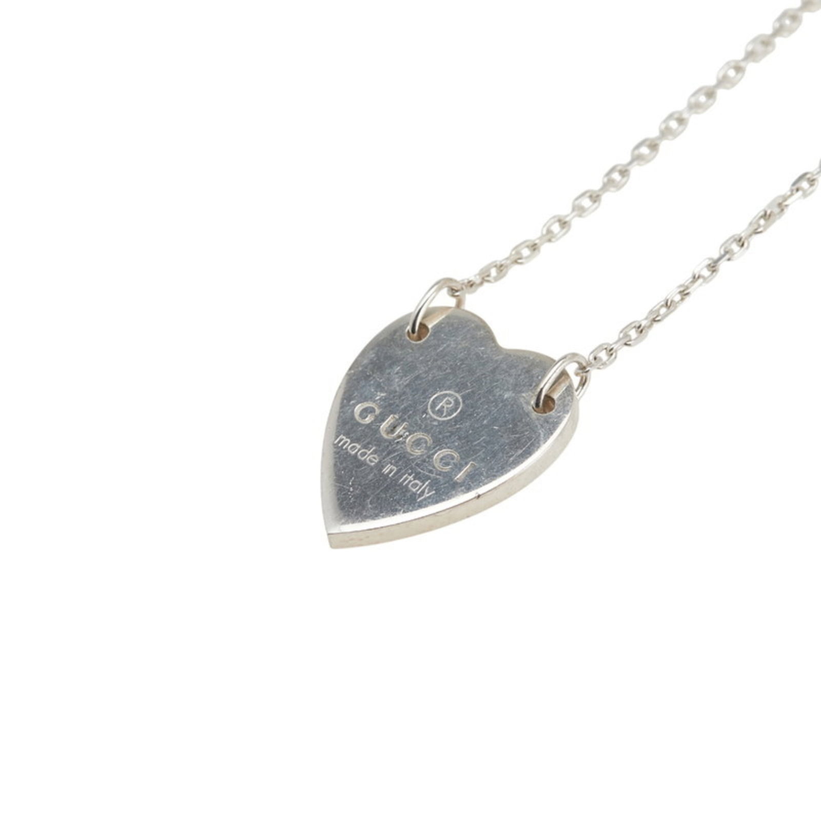 Gucci Heart Pendant Necklace in SV925 Silver for Women: Gucci Heart Pendant Necklace in SV925 Silver for Women Gucci Heart Pendant Necklace in SV925 Silver for Women features a classic design with a silver heart pendant. The necklace's silver 925 material