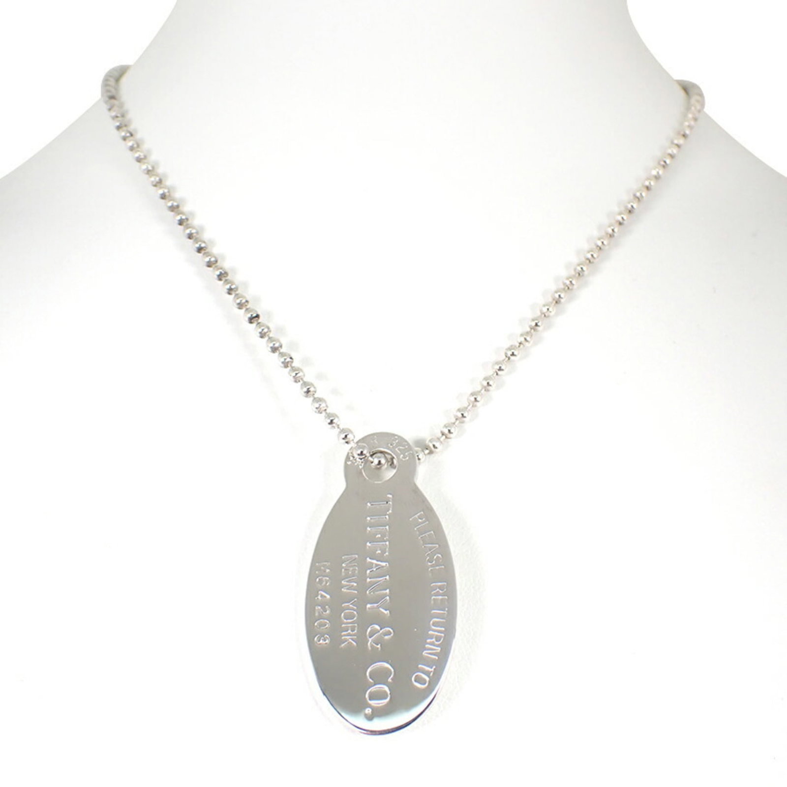 TIFFANY & Co. 925 Return to Tiffany Oval Tag Long Pendant Necklace: TIFFANY & Co. 925 Return to Tiffany Oval Tag Long Pendant Necklace Sterling silver pendant necklace with an oval-shaped tag bearing the iconic Tiffany & Co. logo, crafted from 925 material and measuri