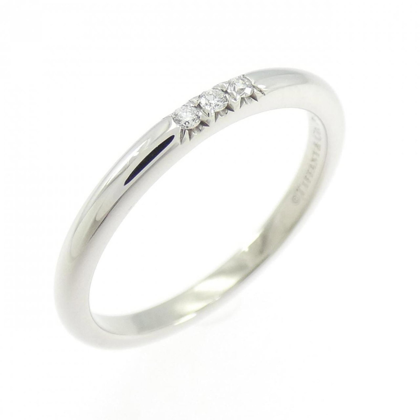 Tiffany Band Ring Platinum 950: Tiffany Band Ring Platinum 950 Platinum 950 Tiffany band ring with a diamond stone. This used ring features a few traces of usage and some minor scratches/dirt, still in very good condition. The plati