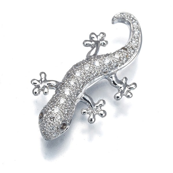 Brown & Clear Diamond 0.23ct 18k White Gold Gecko Mikimoto: Brown & Clear Diamond 0.23ct 18k White Gold Gecko Mikimoto This 0.23ct brown and clear diamond brooch features a natural diamond set in an 18k white gold gecko design from MIKIMOTO. The piece showcase