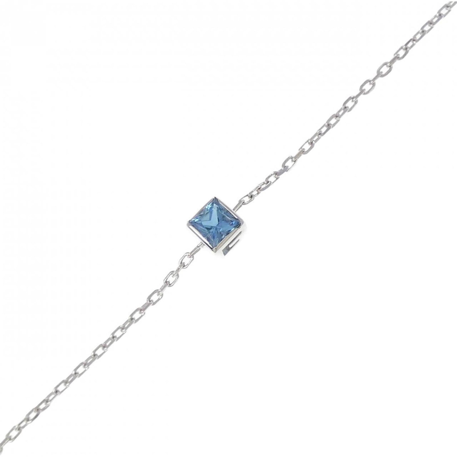 Gucci Charm Bracelet White Gold (18K): Gucci Charm Bracelet White Gold (18K) Gucci Charm Bracelet White Gold (18K) boasts a striking blue topaz stone set against a sleek white gold backdrop. The 4.8mm wide charm bracelet measures 17cm in l