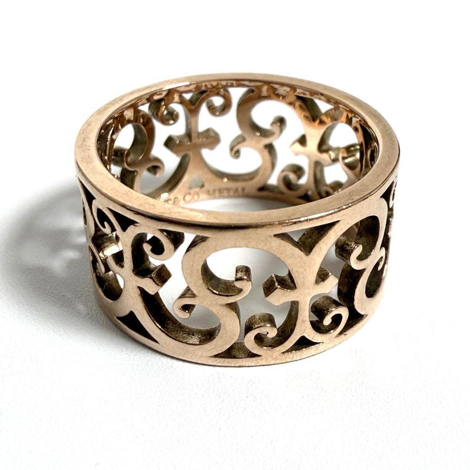 Tiffany Band Ring Metal: Tiffany Band Ring Metal Tiffany Band Ring Metal is a women's band ring made of metal with an us size of 5.5. The item has been used and shows some traces of usage, including scratches and dirt, but re