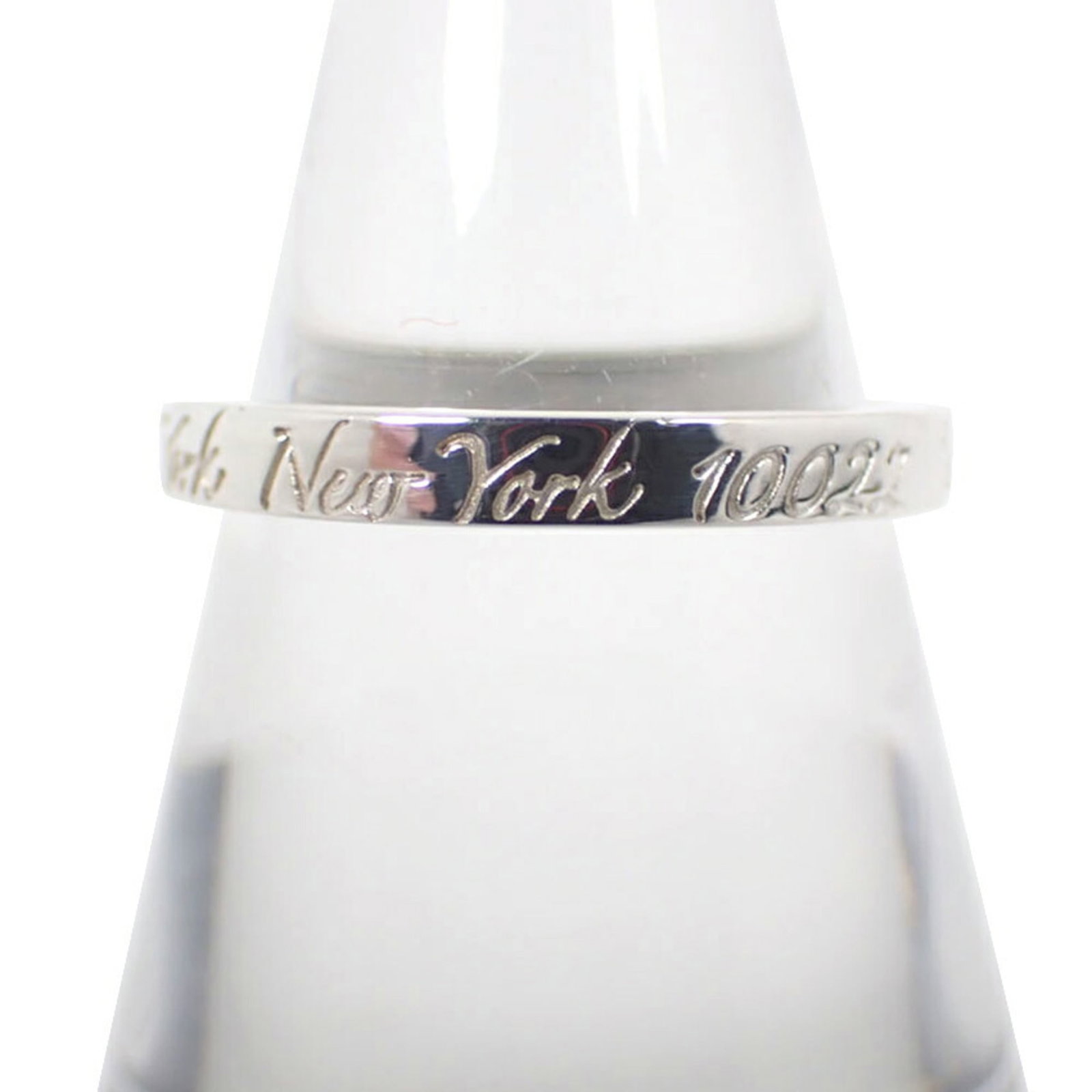 Tiffany Band Ring Sterling Silver 925: Tiffany Band Ring Sterling Silver 925 Sterling silver band ring from Tiffany, featuring 925 quality metal. This used, like new condition ring shows hardly any traces of usage and has been refurbished 