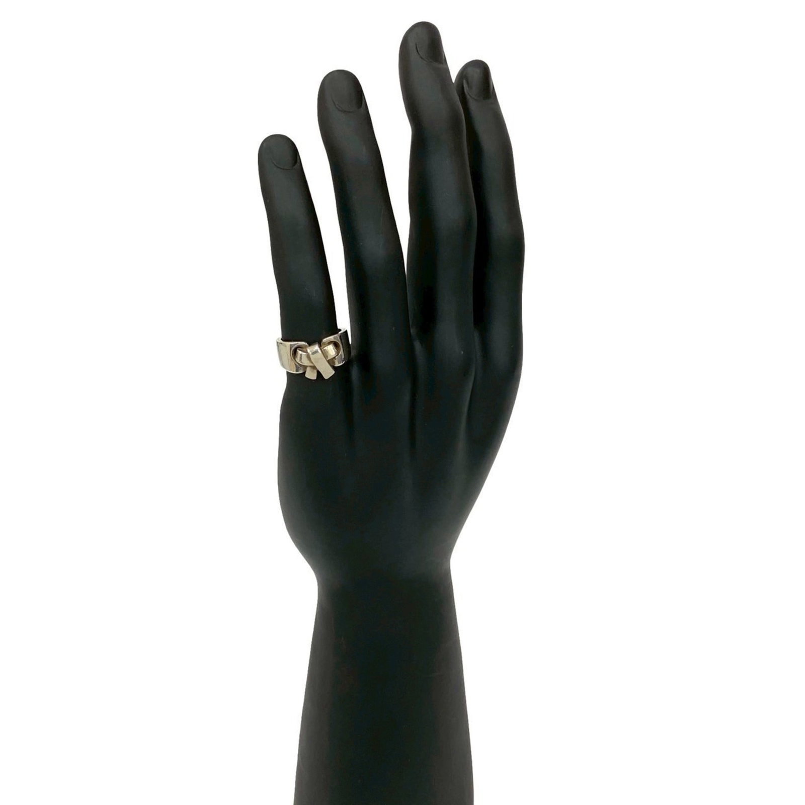 Hermes Band Ring Silver 925: Hermes Band Ring Silver 925 Silver 925 band ring from Hermes features a sleek and modern design. The item shows signs of usage with minor scratches and dirt, but remains in good condition overall. Thi