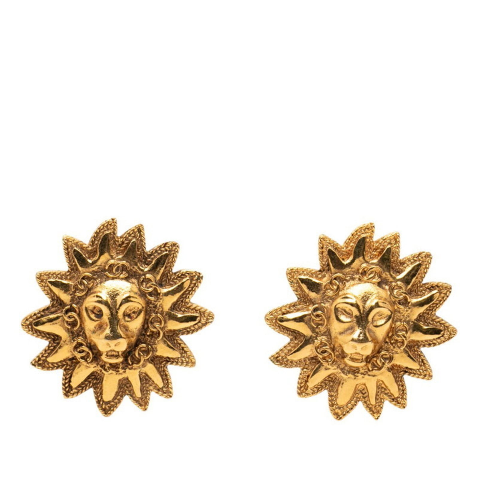 Chanel Clip Earrings Gold Plating: Chanel Clip Earrings Gold Plating Chanel Clip Earrings in Gold Plating feature a sleek and sophisticated design. Made from gold plating, these earrings have a luxurious feel despite being used, with s