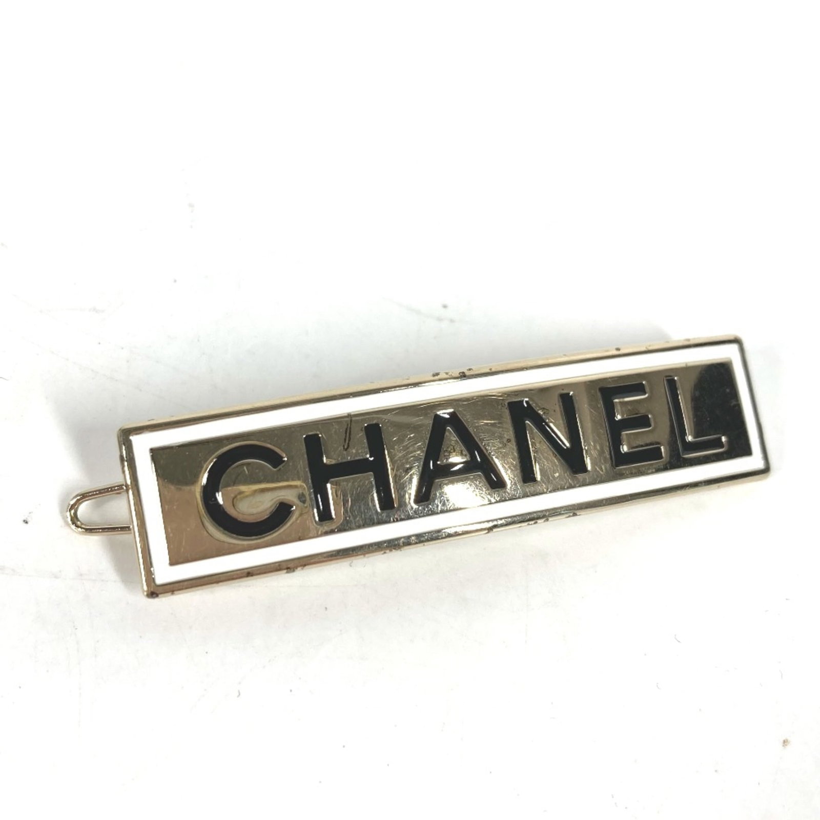 Chanel Other Other: Chanel Other Other Gold Chanel Other Other in very good condition, with a few traces of usage and some minor scratches / dirt. The item measures approximately W6cmxH1.4cm/W2.4xH0.6inch. Used, but over