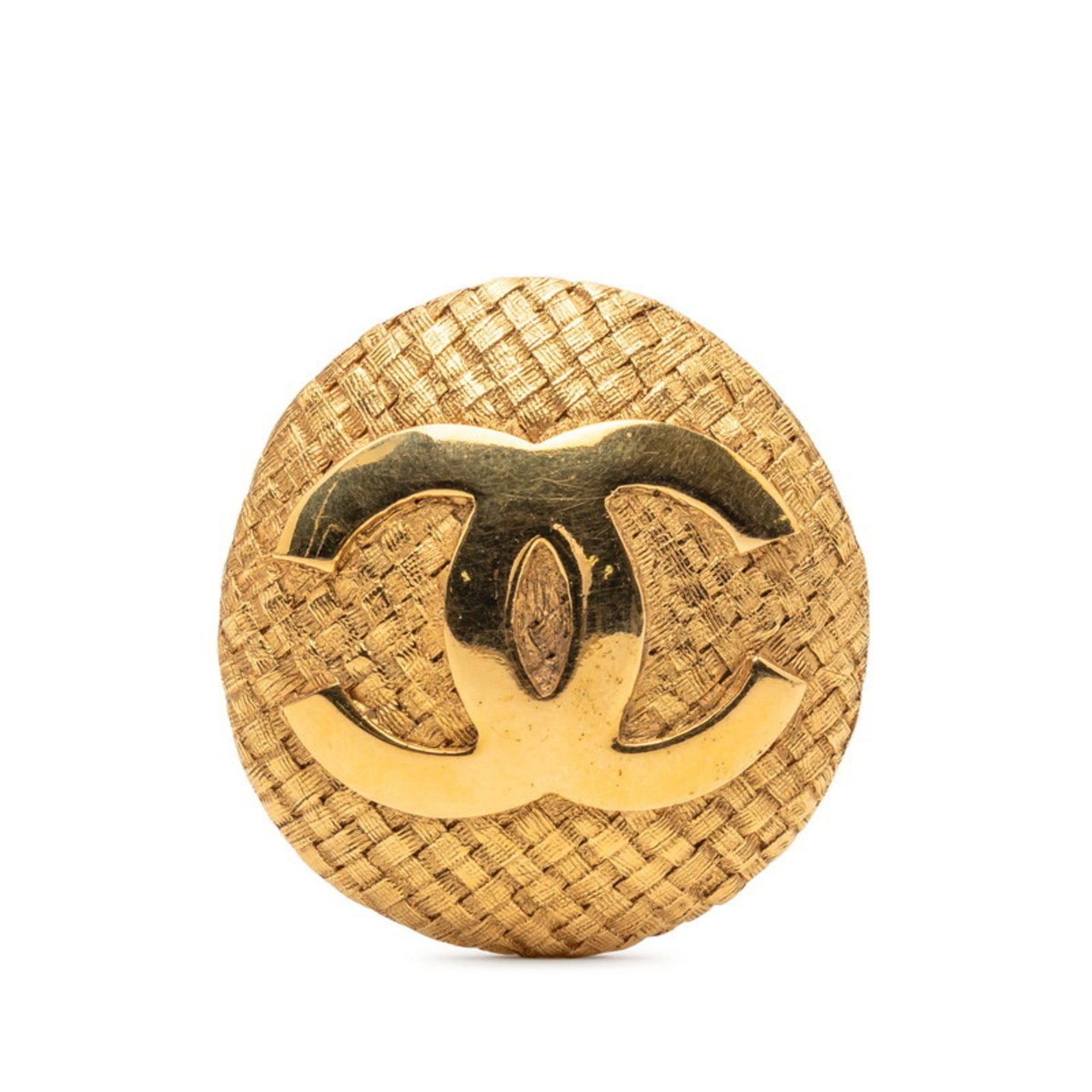 Chanel Brooch: Chanel Brooch Gold Chanel brooch with a 4.2cm x 4cm size, bearing traces of usage and minor scratches/dirt. The brooch's condition is used (good), with visible signs of wear. Its gold finish remains