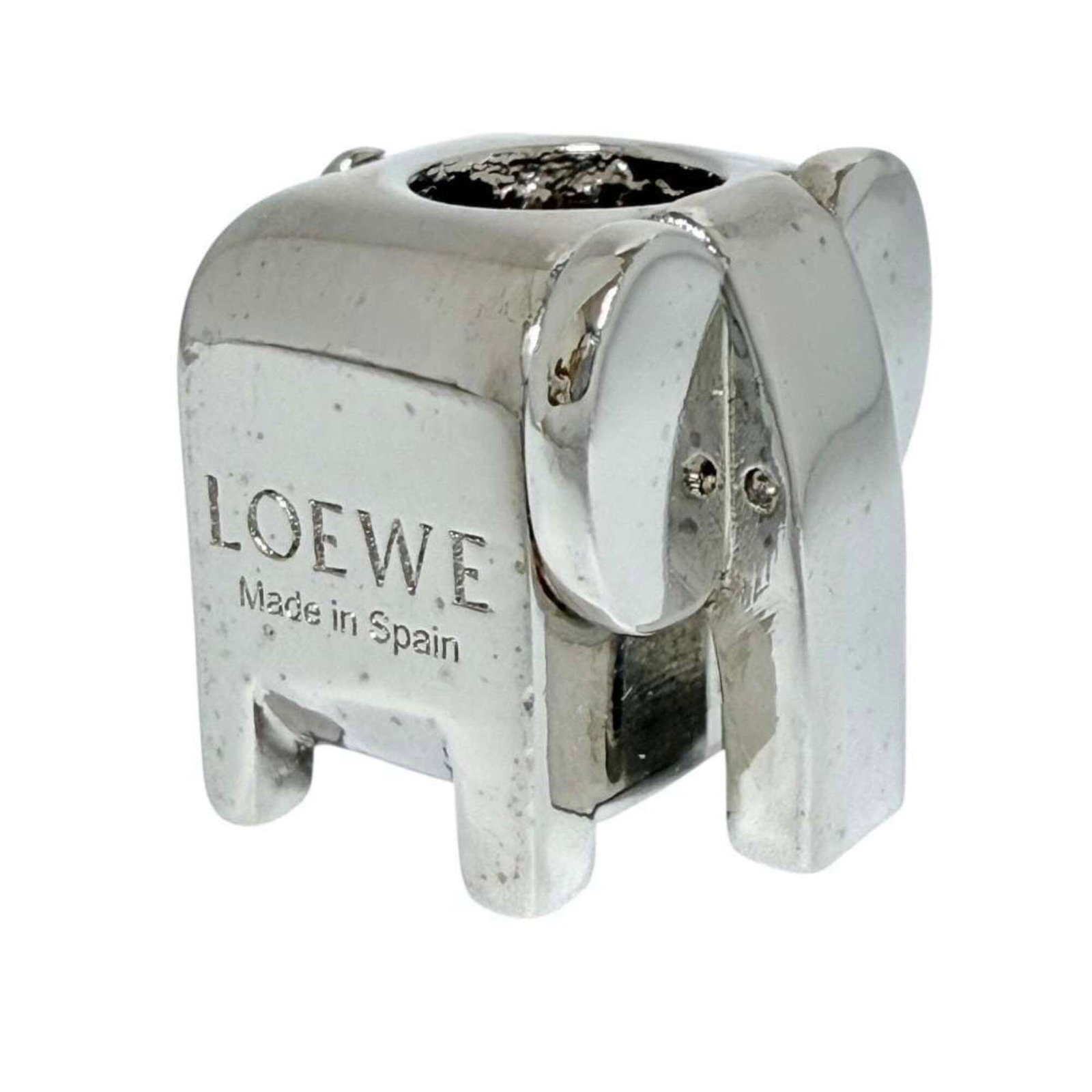 Loewe Bracelet Charm Metal: Loewe Bracelet Charm Metal This Loewe Bracelet Charm Metal features a metal design with traces of usage and minor scratches/dirt. The charm has been used, but remains in good condition overall. A subt