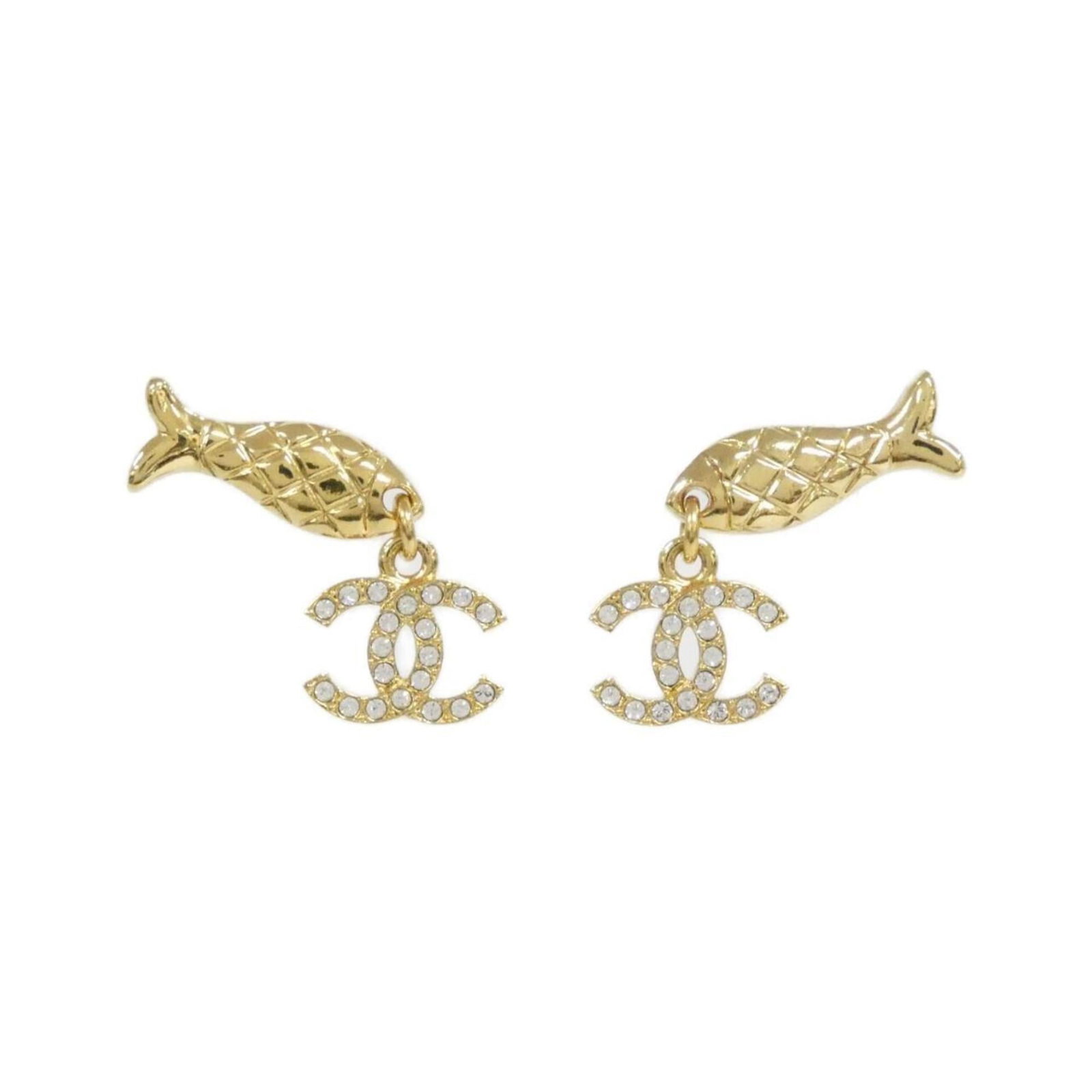 Chanel Stud Earrings: Chanel Stud Earrings Chanel Stud Earrings in excellent condition, featuring a classic design with subtle scratches and minor dirt marks. The earrings measure 20mm x 32mm and are made of high-quality