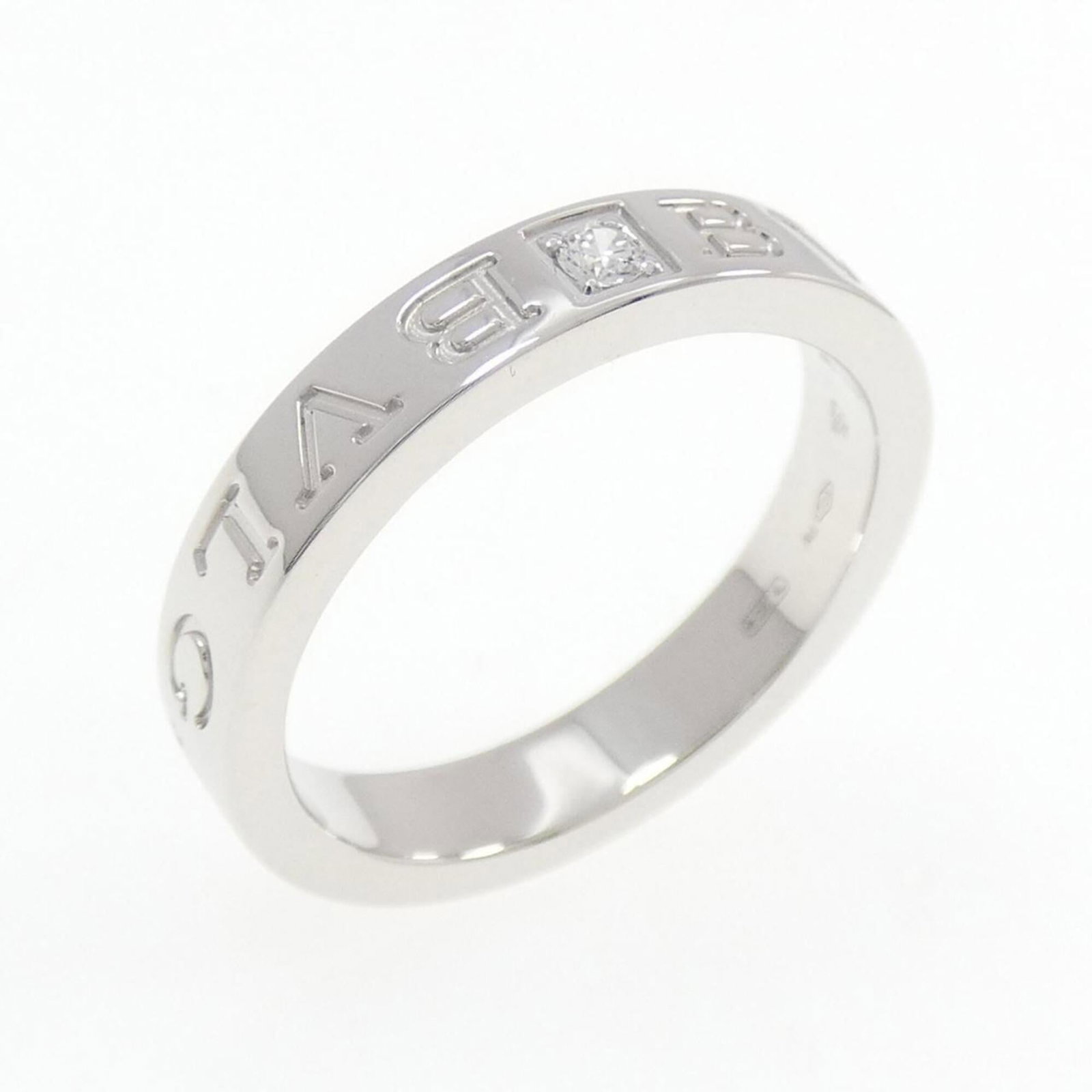 Bvlgari Band Ring White Gold (18K): Bvlgari Band Ring White Gold (18K) Bvlgari Band Ring White Gold (18K) features a sleek design with diamond accents, showcasing the luxury of 18K white gold. This used band ring has some minor traces o